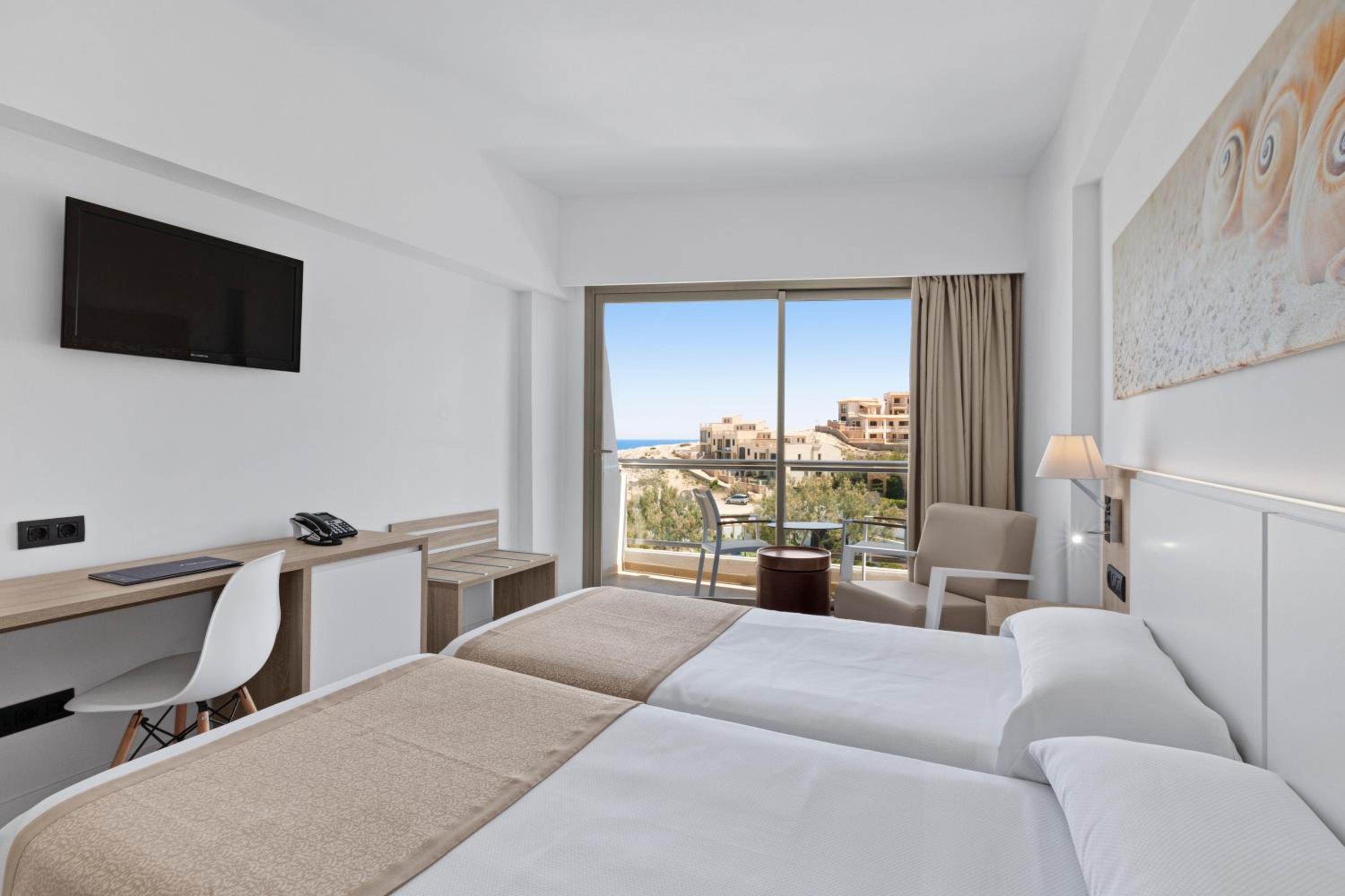 Double or Twin Room with Side Sea View - Photo 2
