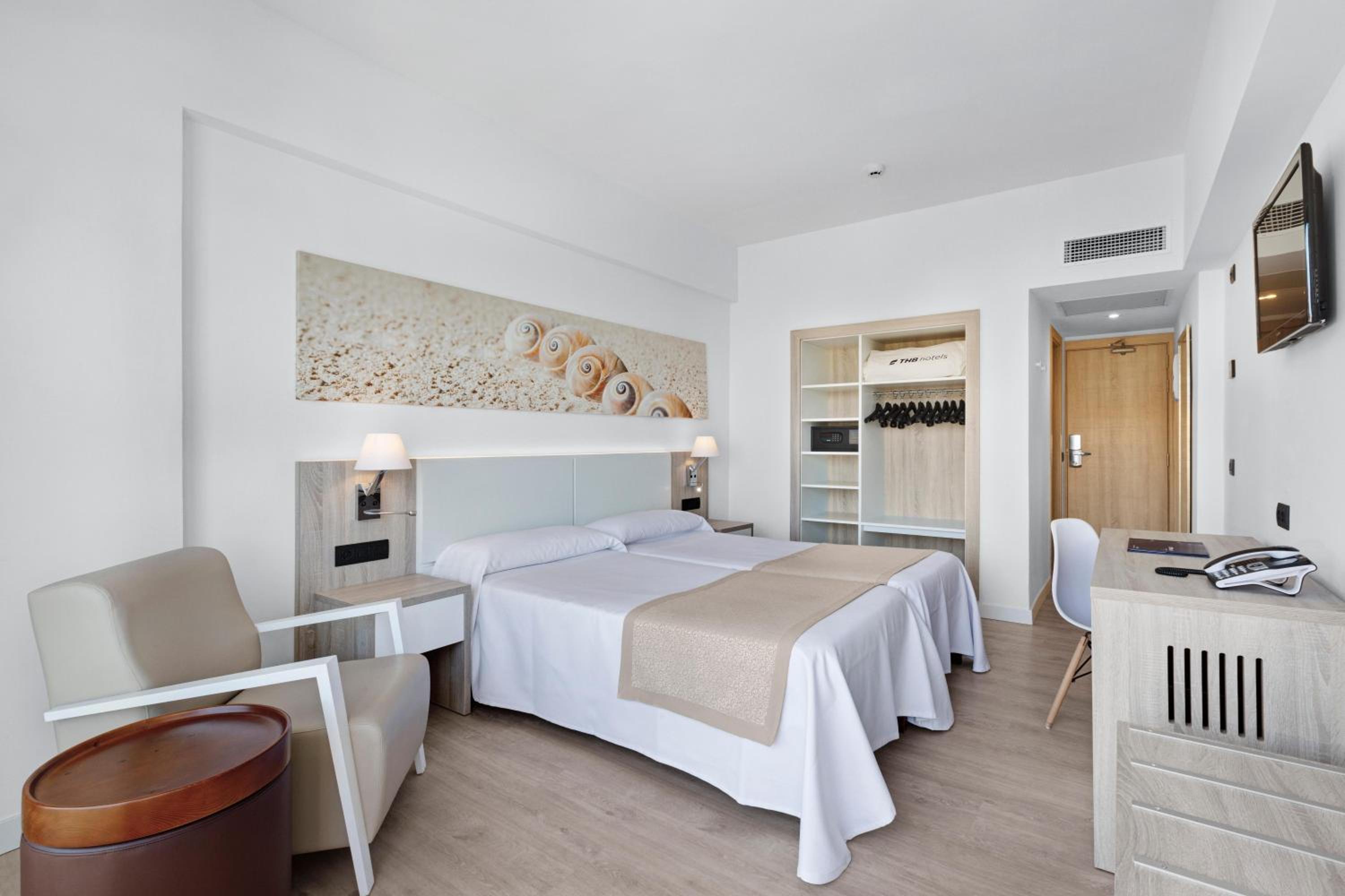 Double or Twin Room with Side Sea View - Photo 4