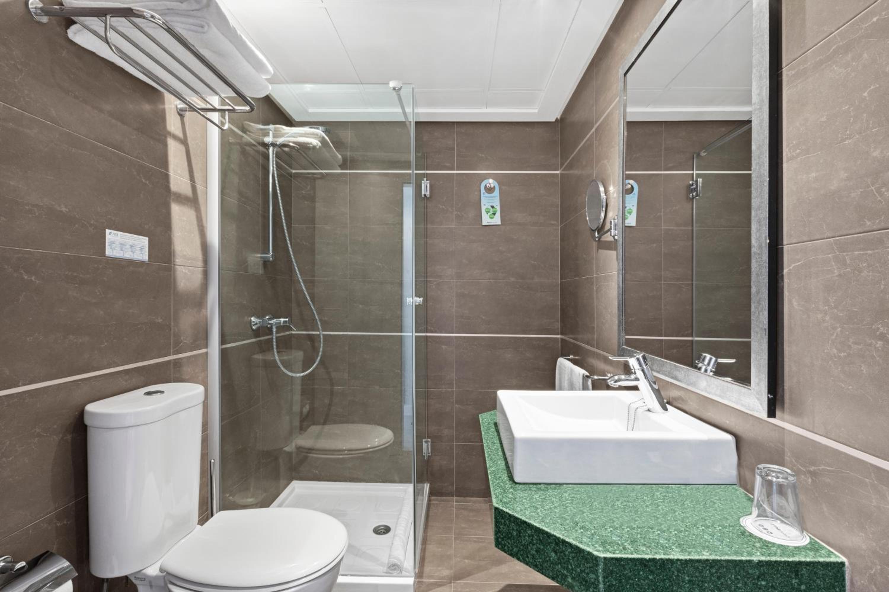Double or Twin Room with Side Sea View - Photo 3
