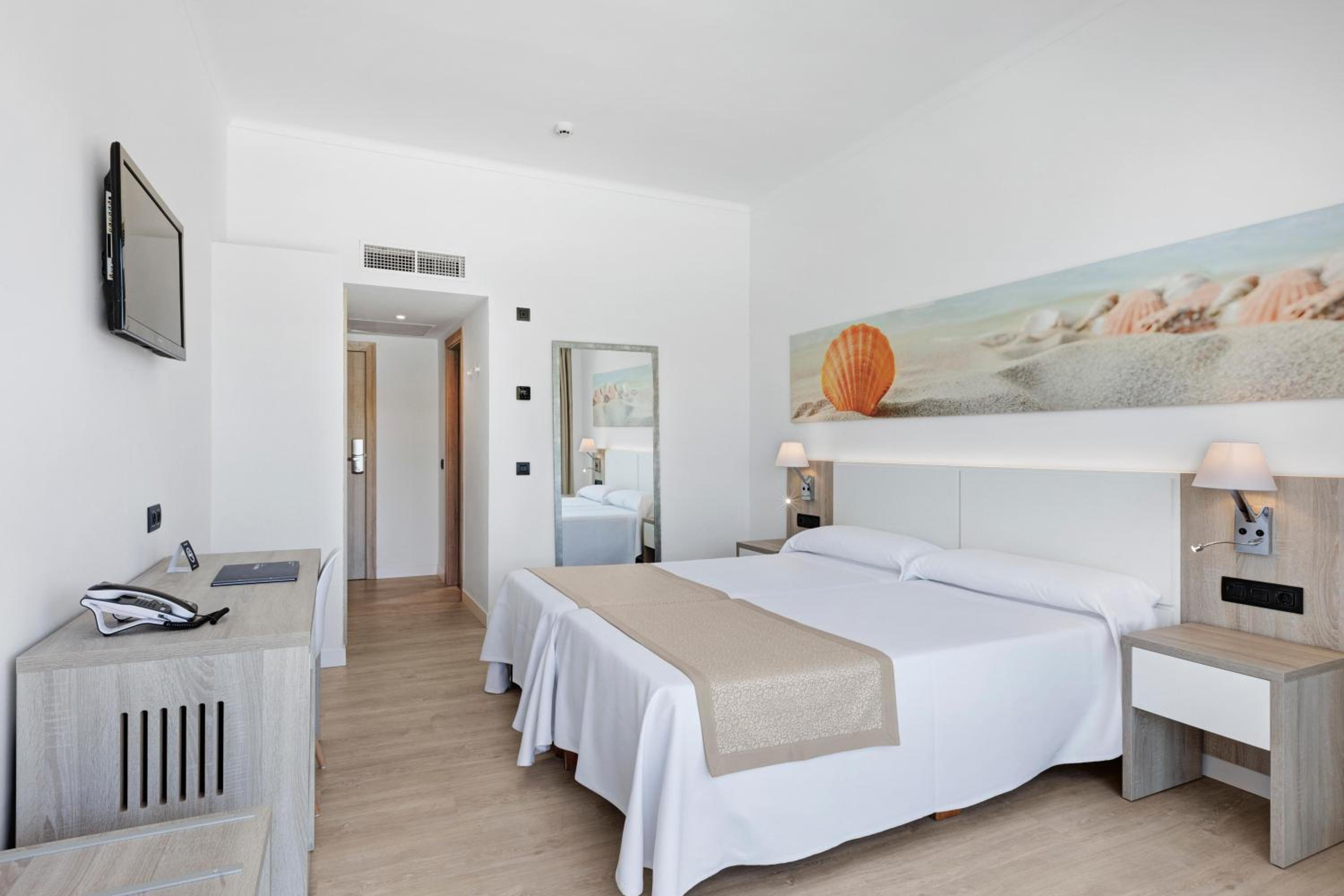 Double or Twin Room with Sea View - Photo 3