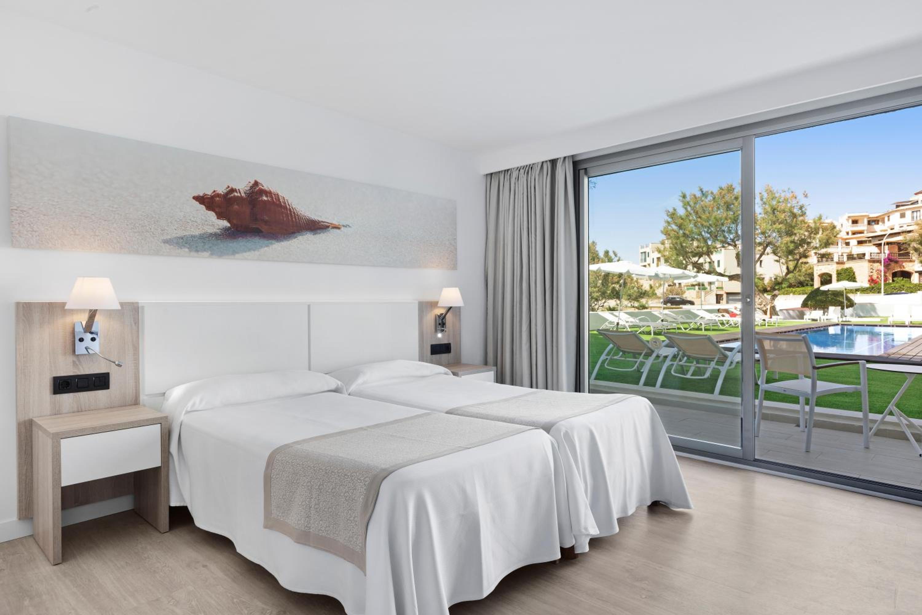 Premium Double Room with Direct Pool Access - Photo 1