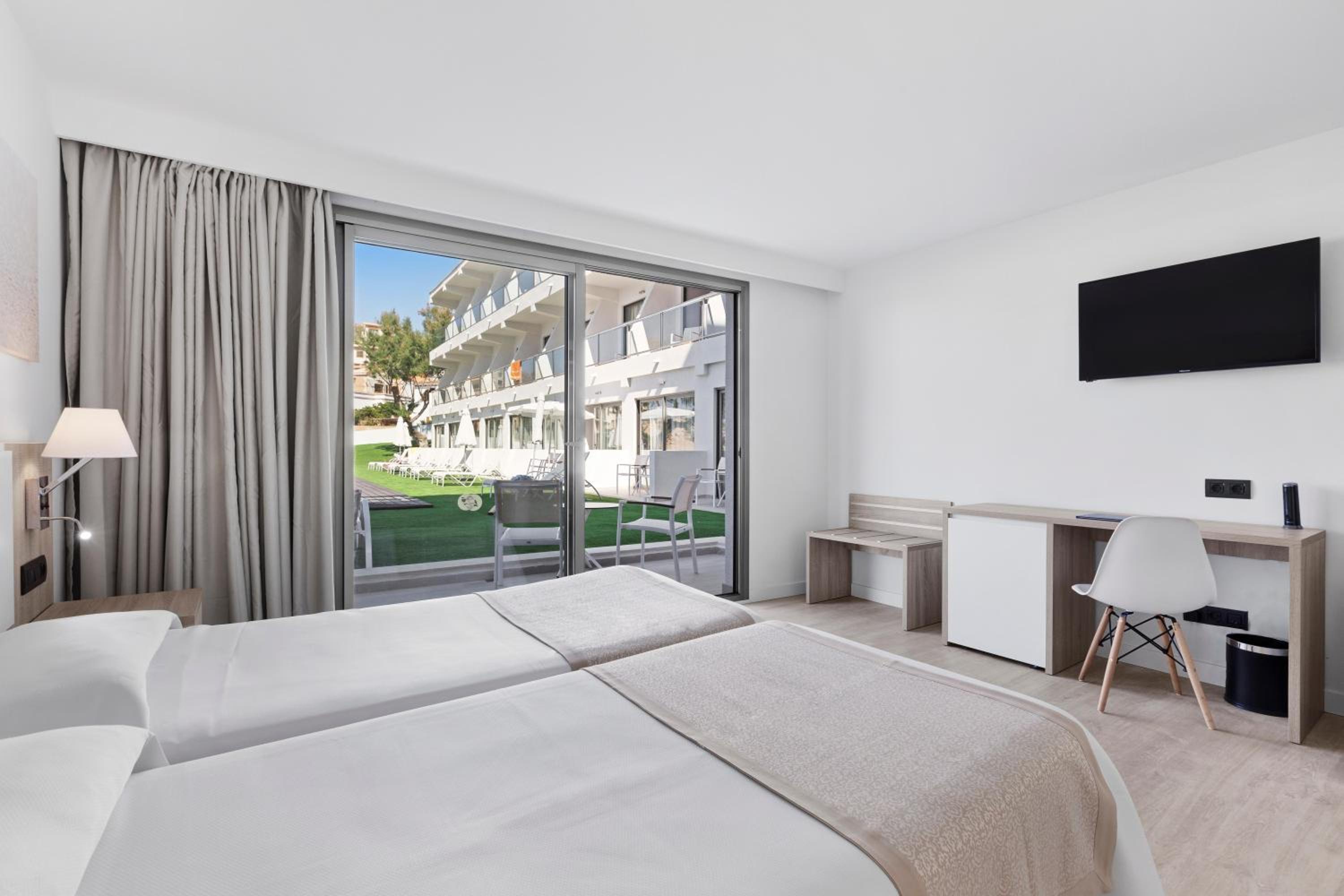 Premium Double Room with Direct Pool Access - Photo 5