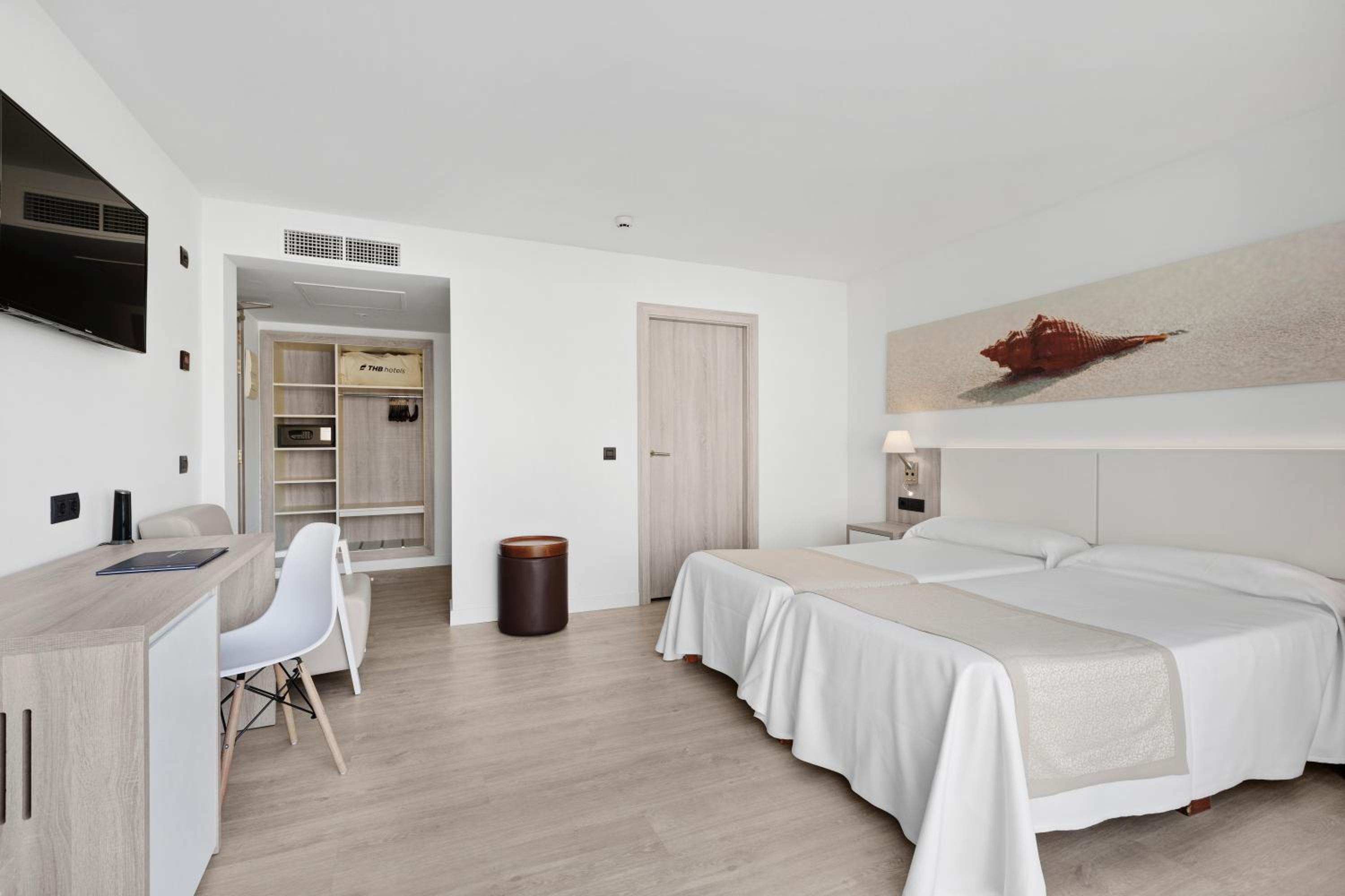 Premium Double Room with Direct Pool Access - Photo 4