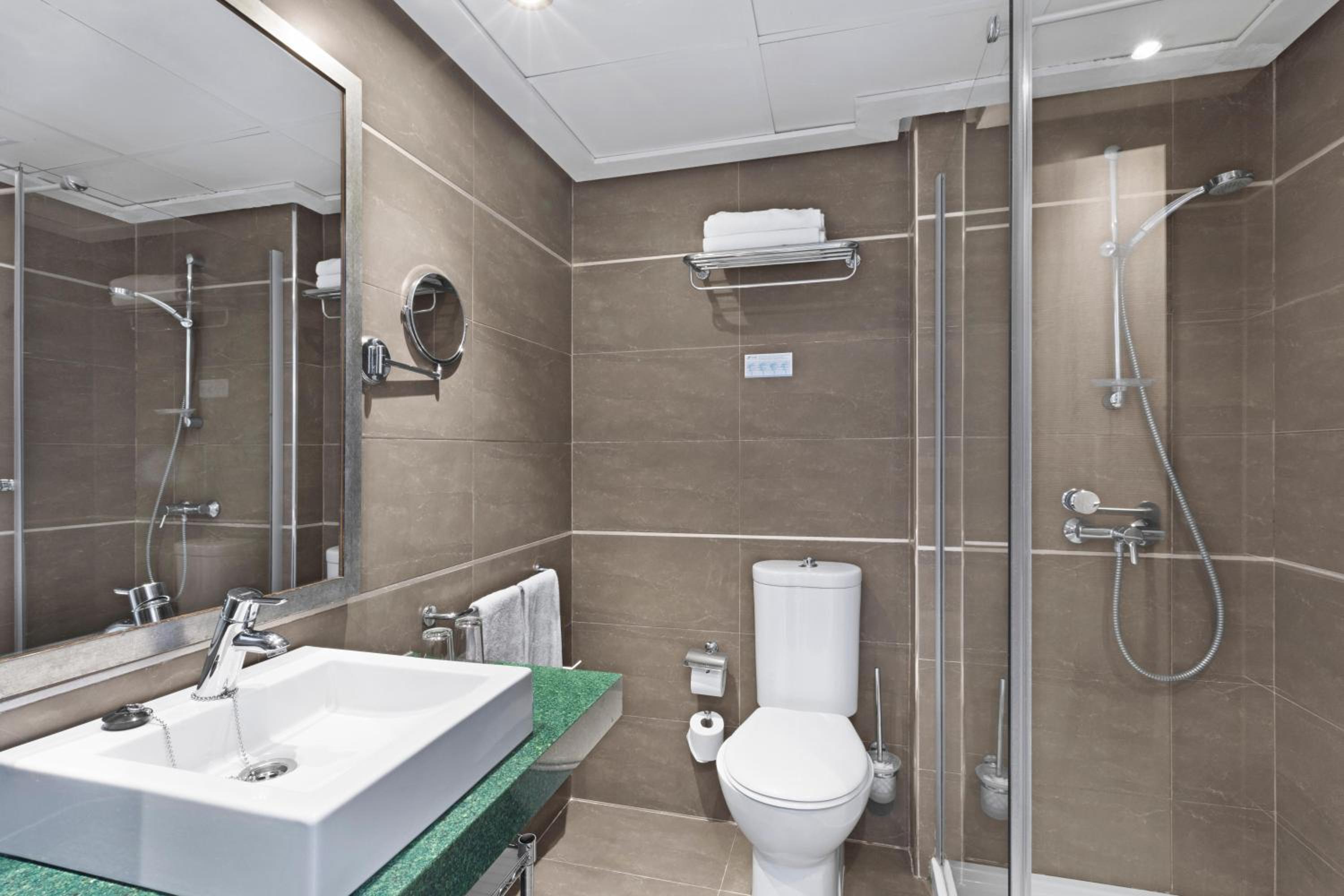 Double or Twin Room with Sea View - Photo 4