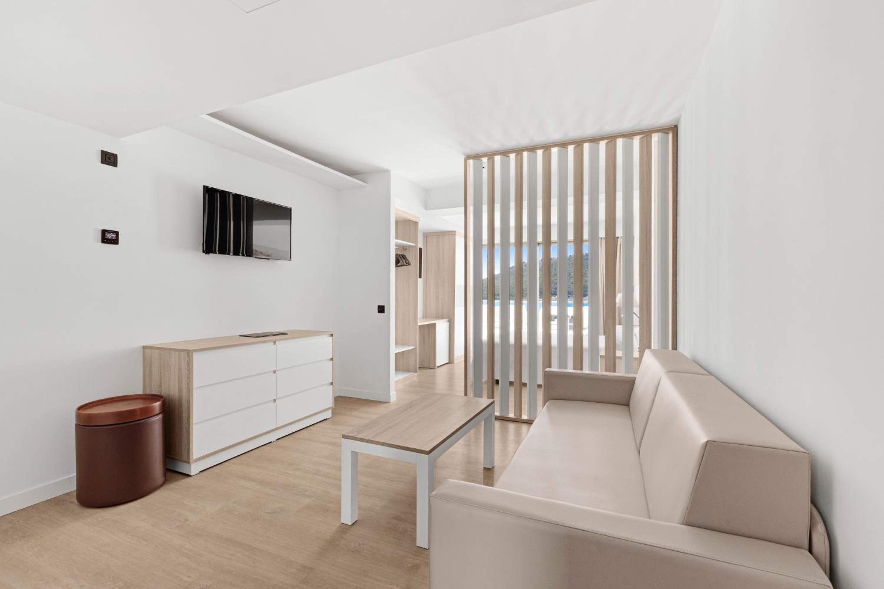 Junior Suite with Sea View - Photo 4