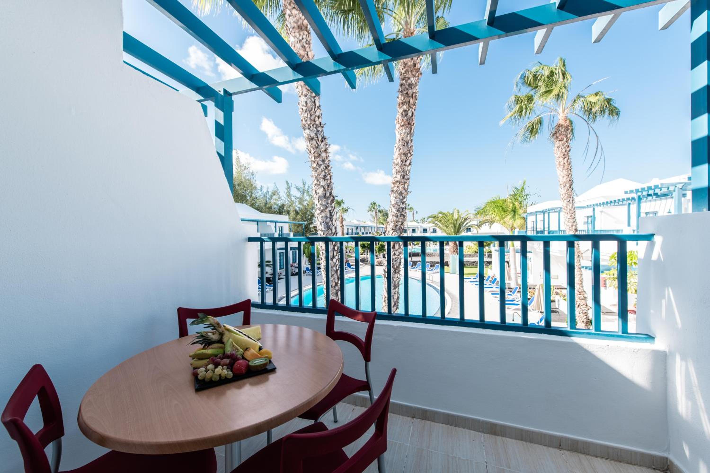 Apartment with Pool View