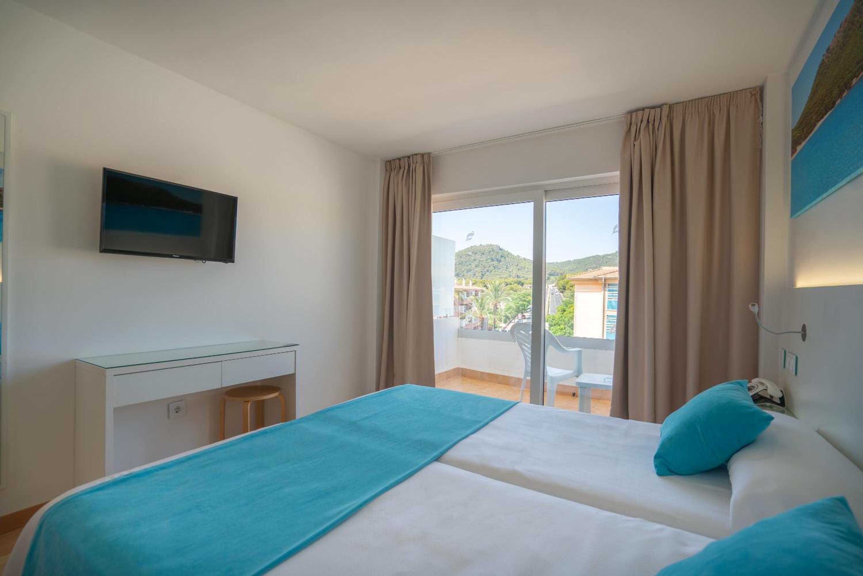 Double Room with Pool View - Photo 5