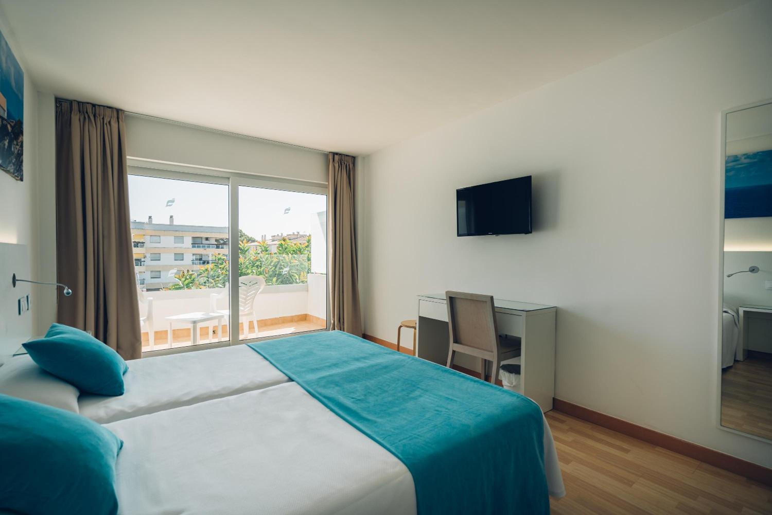 Double Room with Pool View - Photo 6
