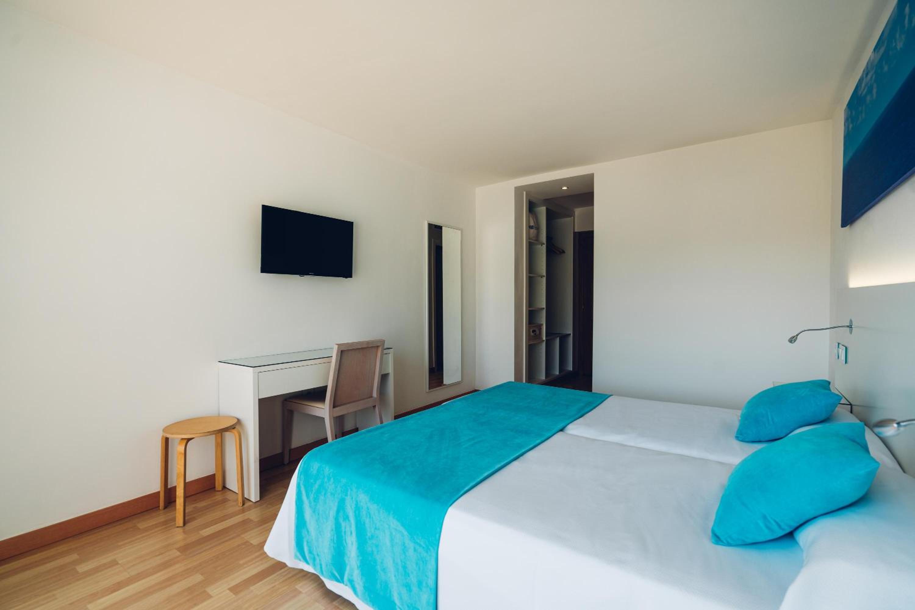 Double Room with Pool View - Photo 7