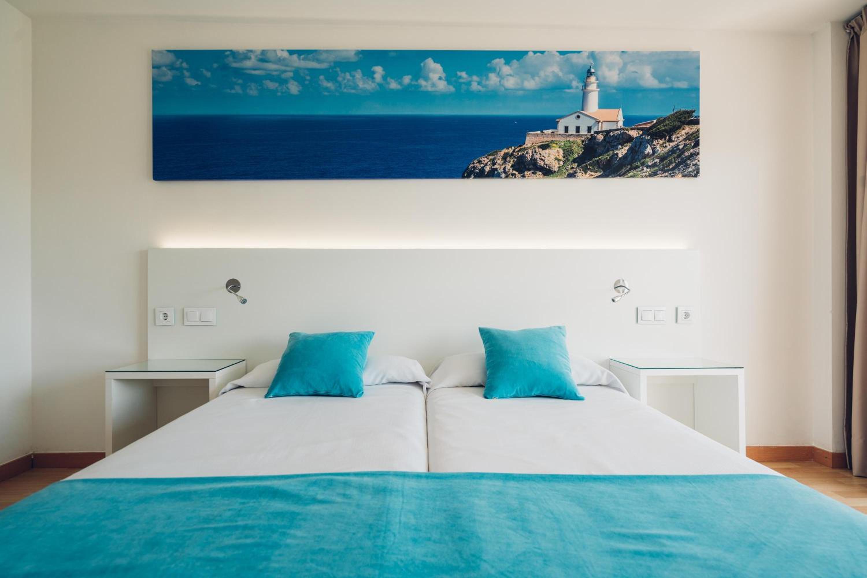 Double Room with Pool View - Photo 2