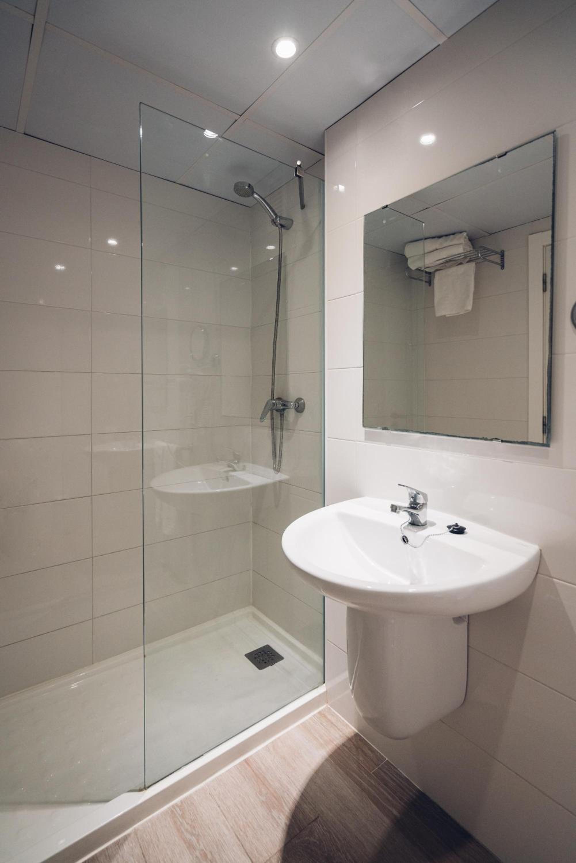Double Room with Pool View - Photo 4
