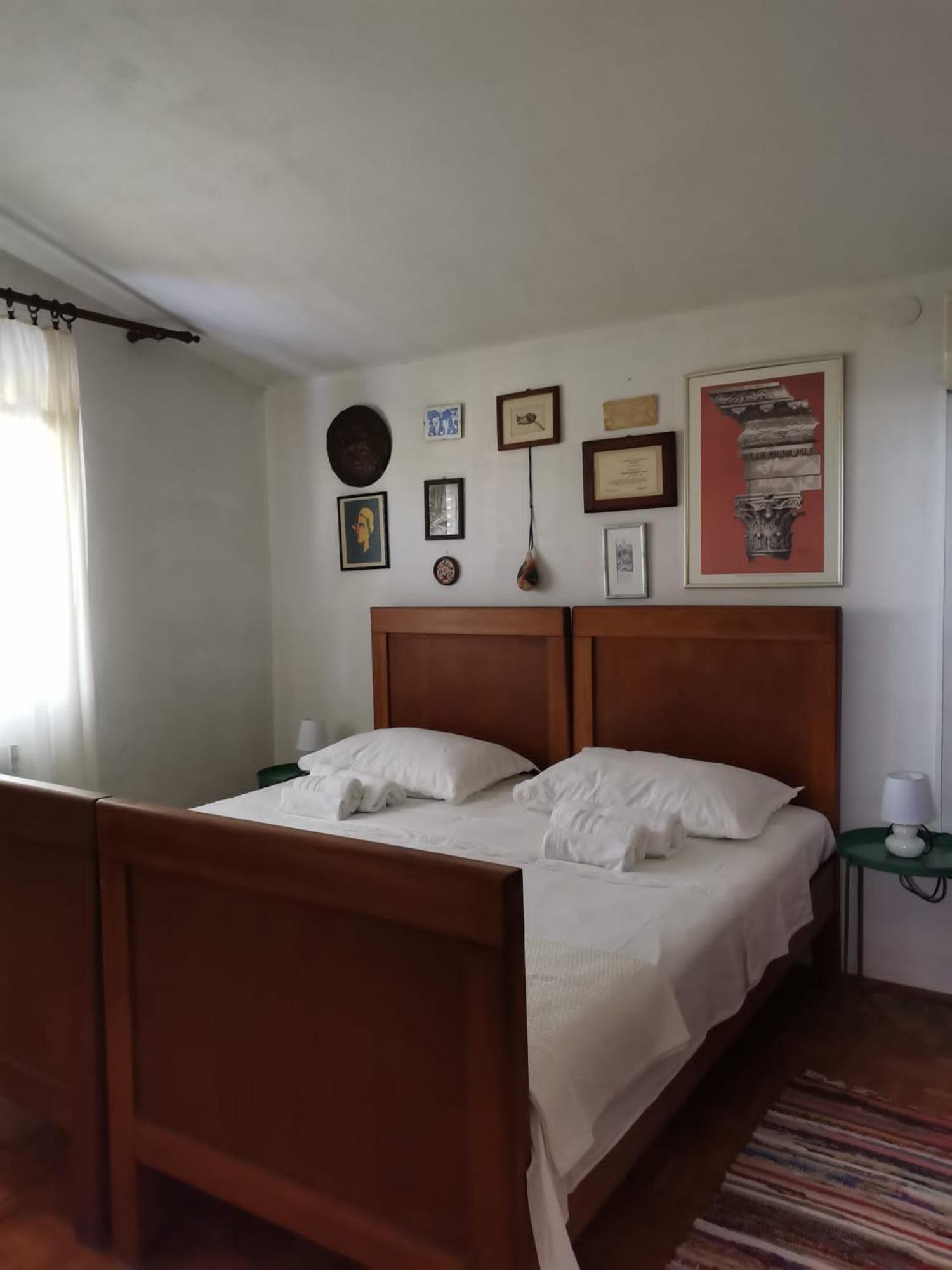 Five-Bedroom House photo 1