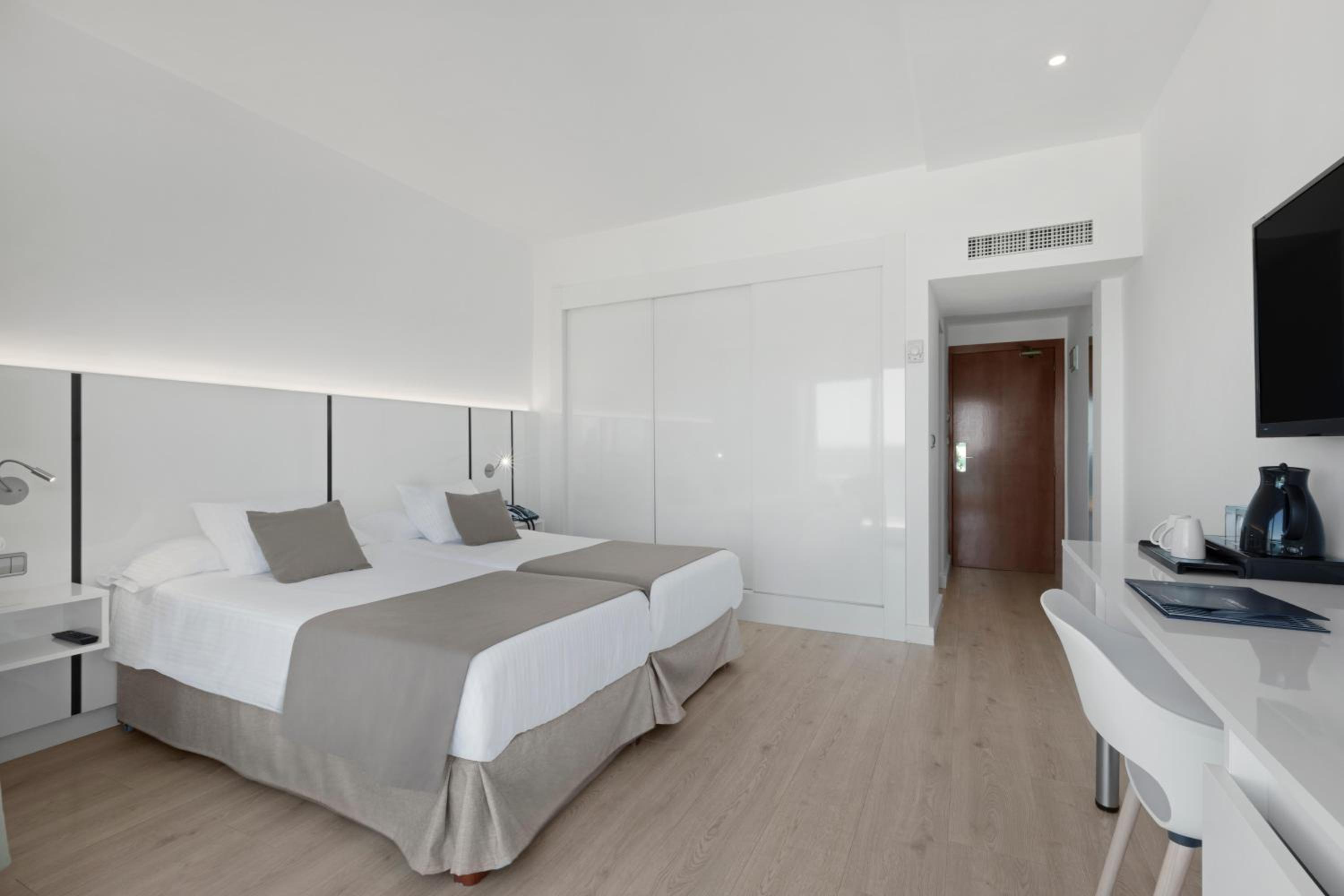 Superior Twin Room with Sea View thumbnail 5