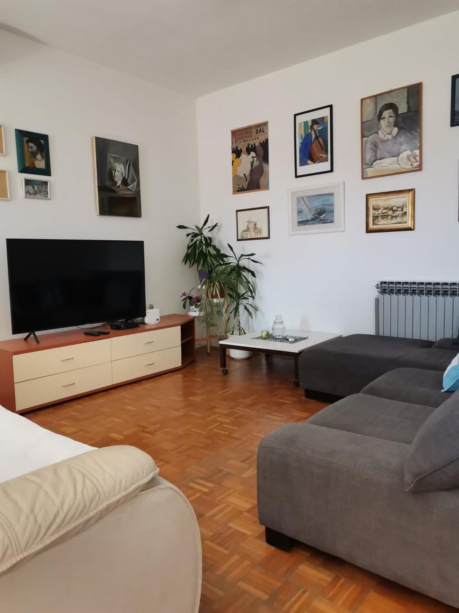 Five-Bedroom House photo 2