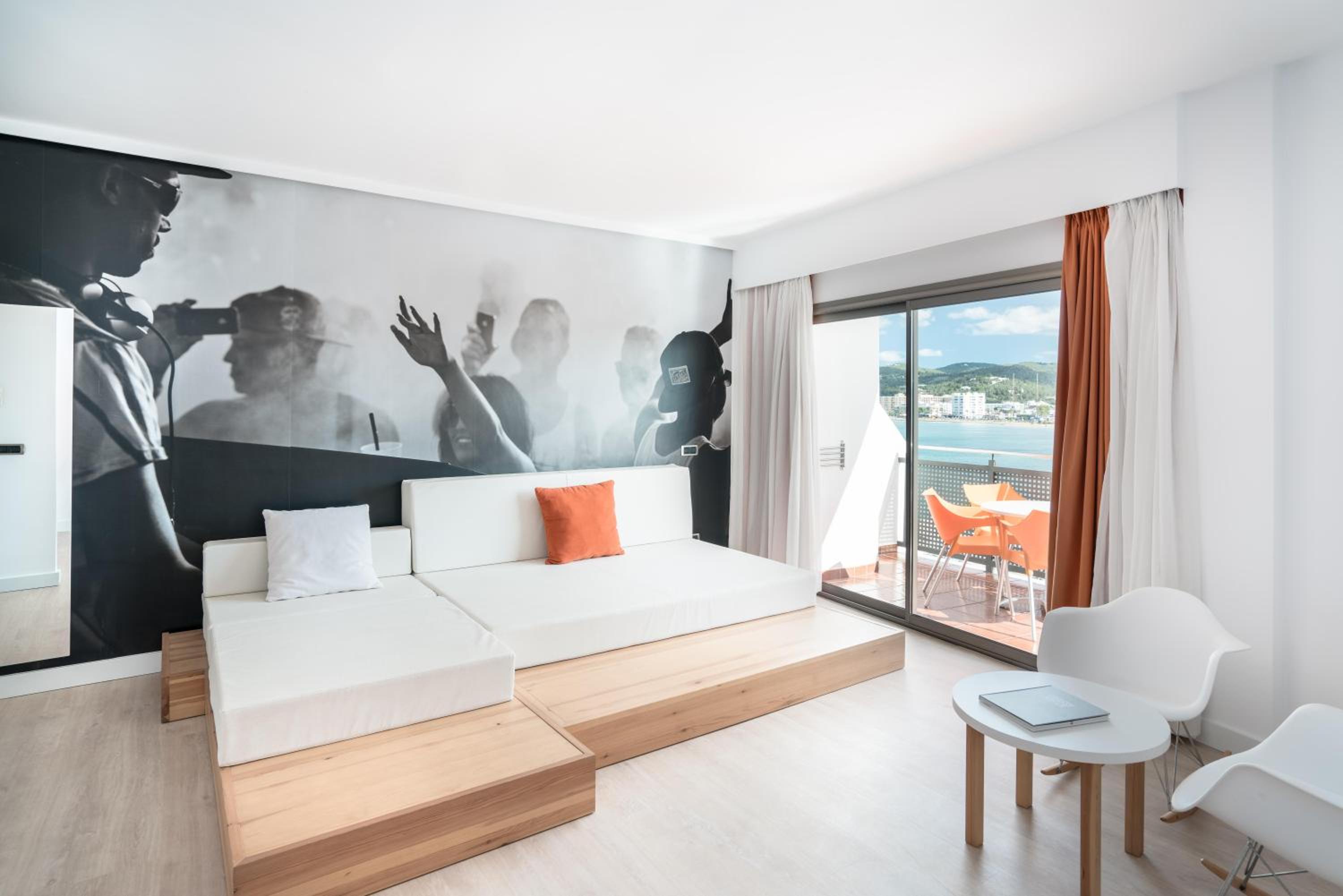 Suite - Photo 1