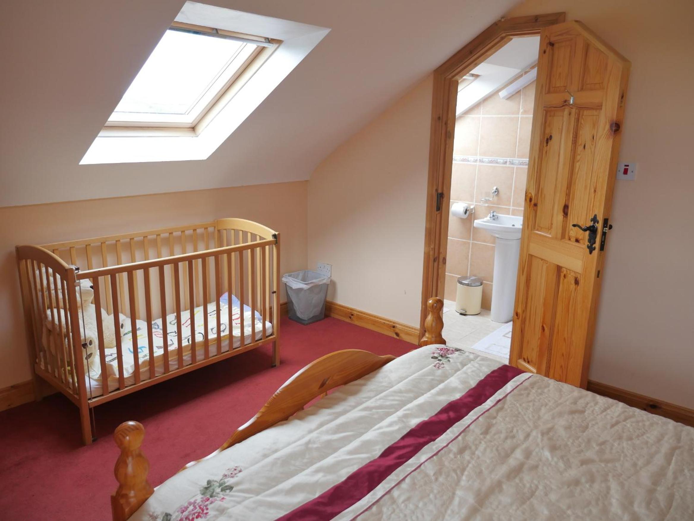 Deluxe Double Room with Shower - Photo 4