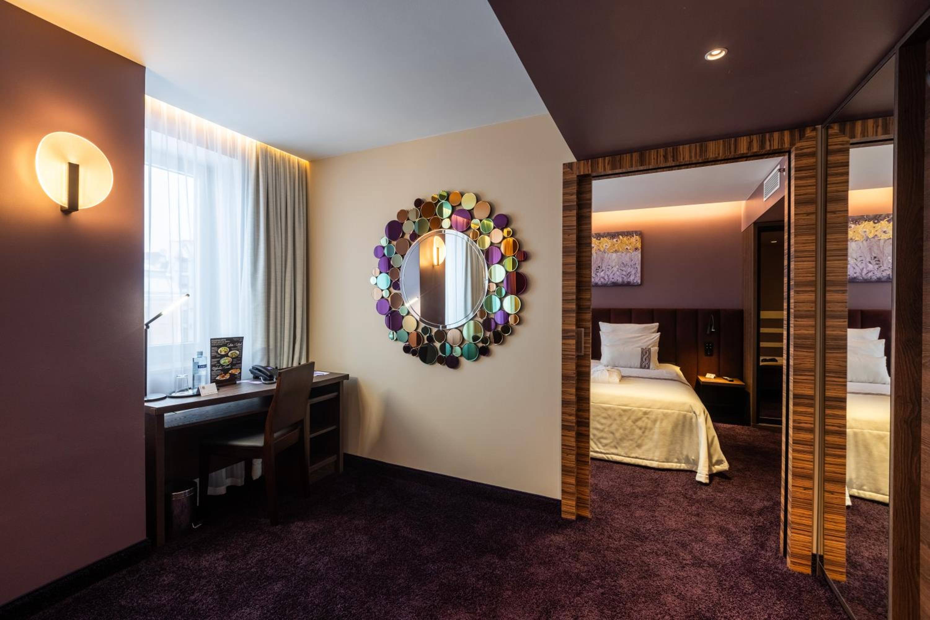 Suite - Photo 1
