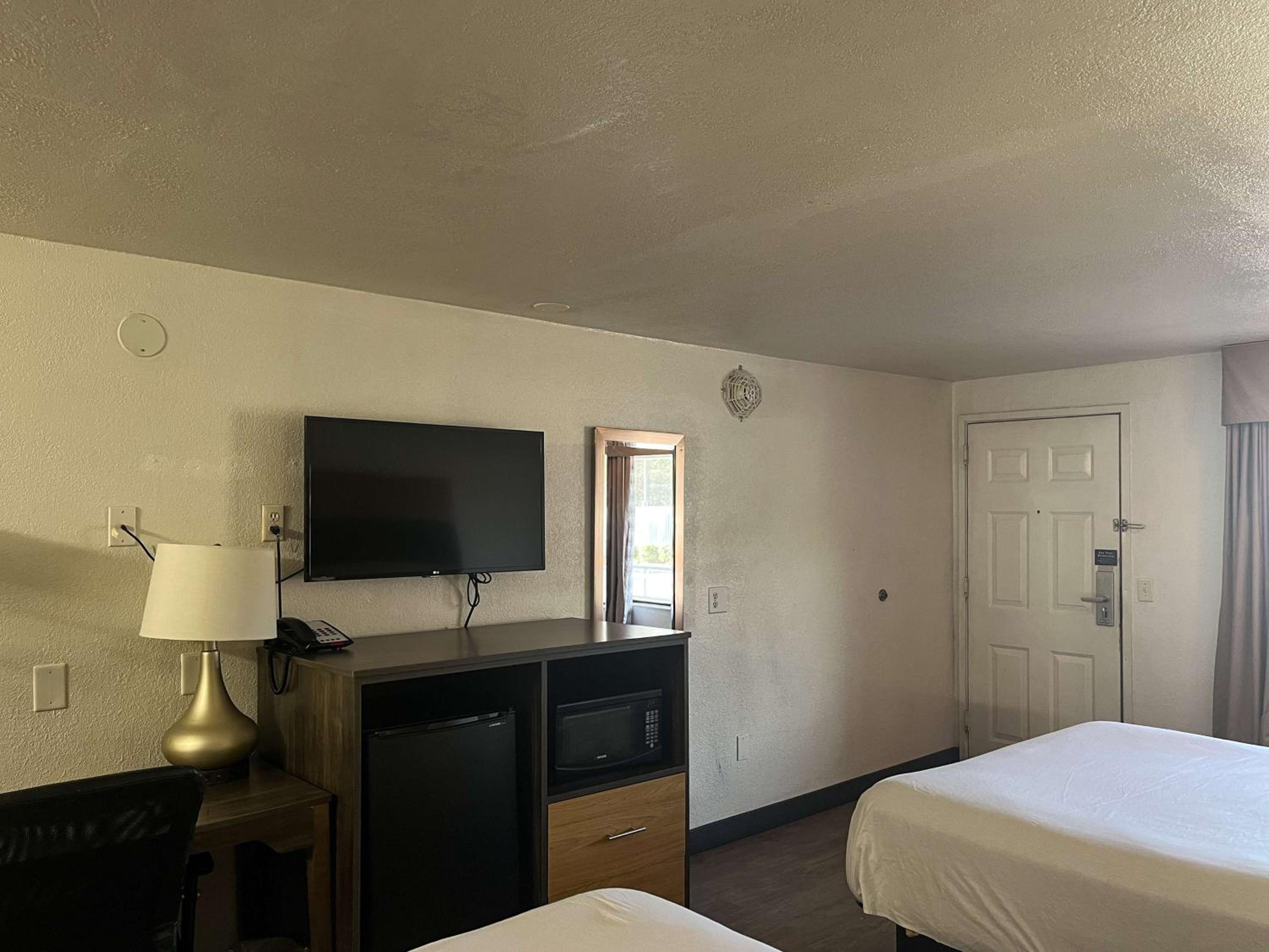 Queen Room with Two Queen Beds - Disability Access - Non-Smoking photo 3