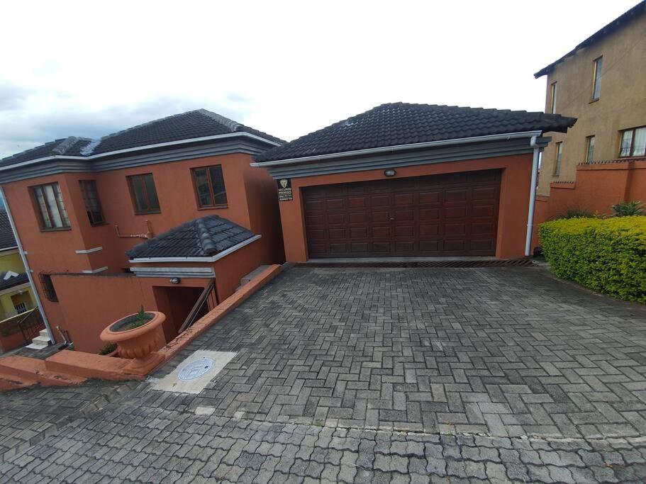 Four-Bedroom House photo 2
