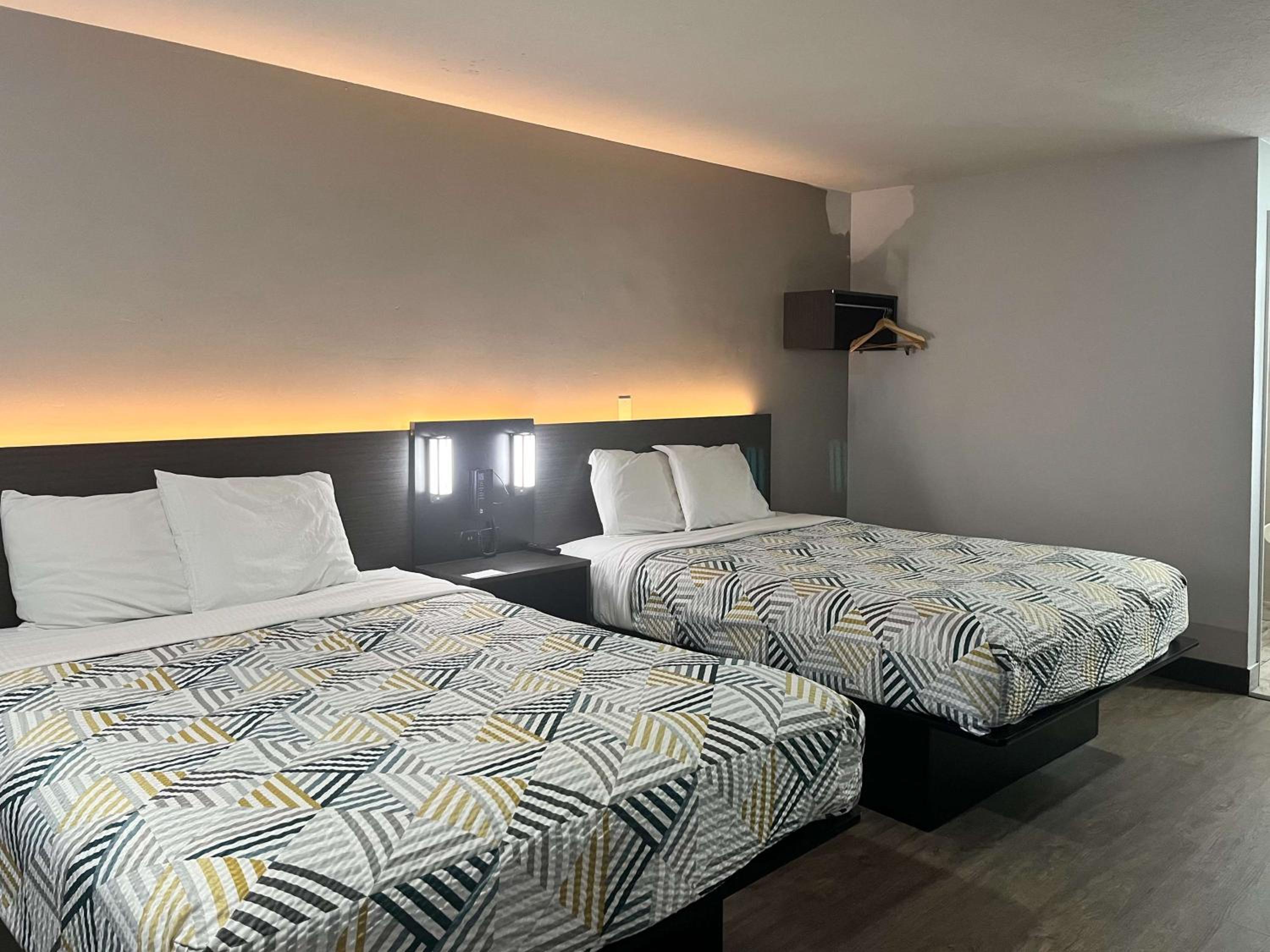 Deluxe Queen Room with Two Queen Beds - Non-Smoking - Photo 1