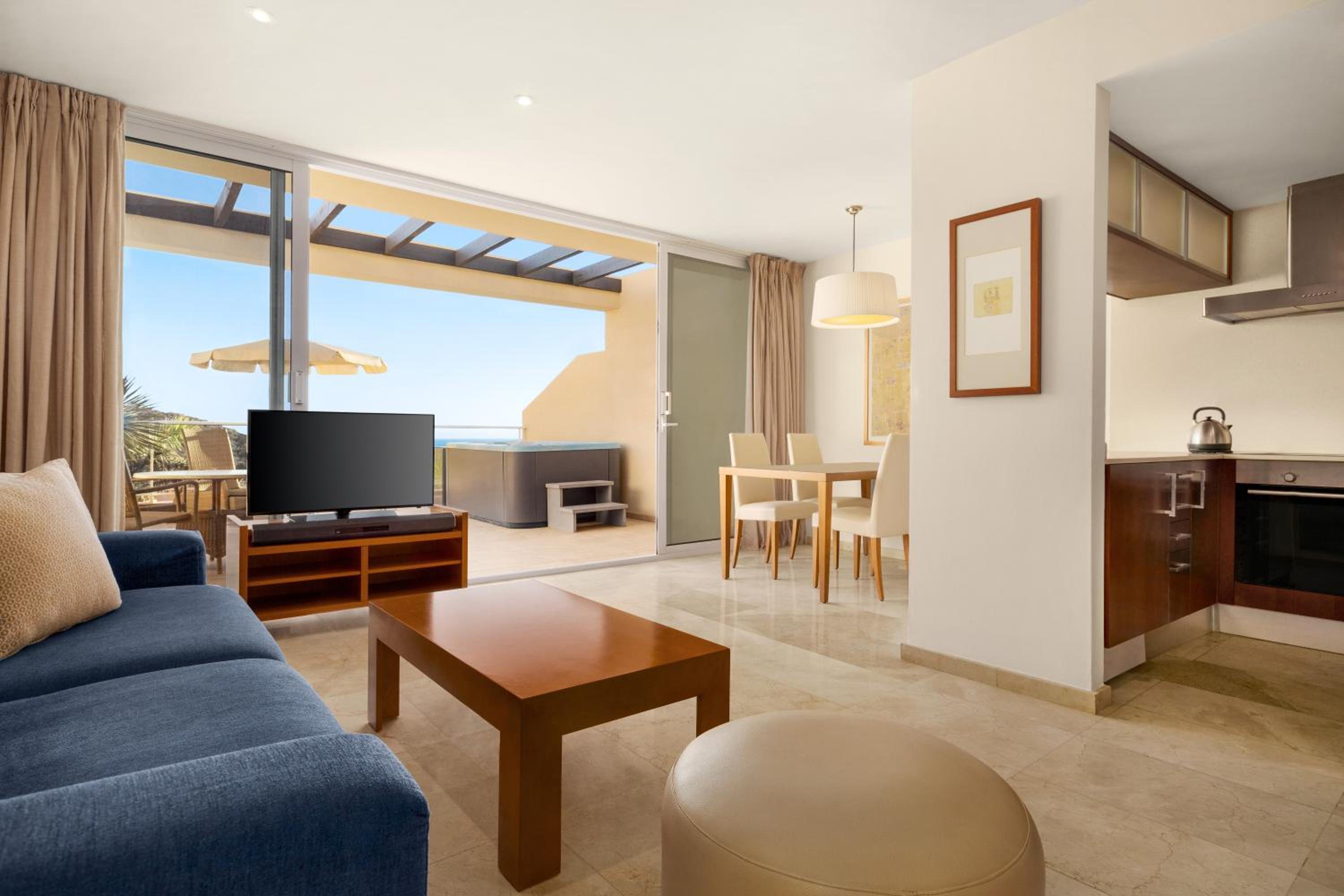 Apartamento de lujo de una habitación con jacuzzi y vista al mar.
