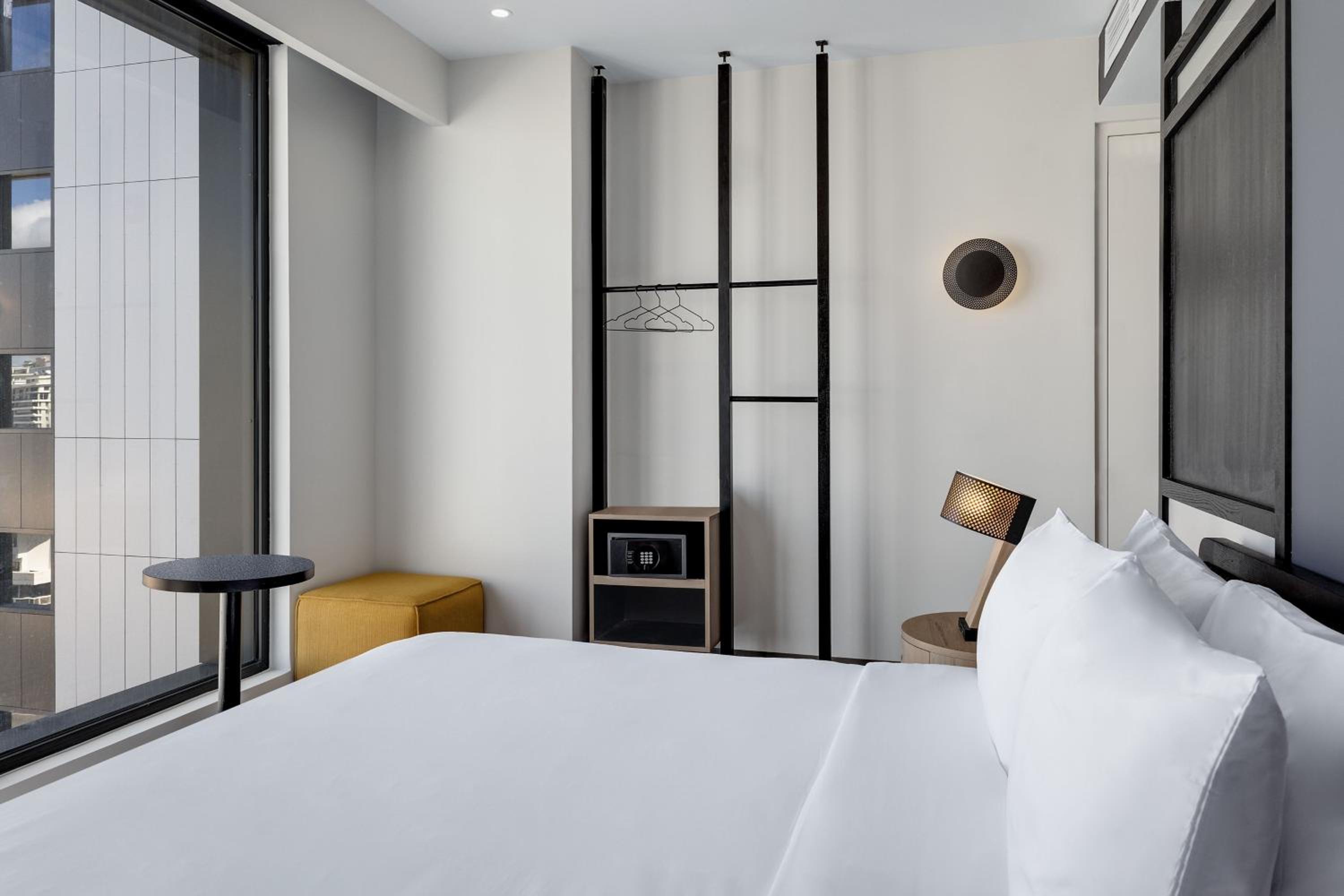Urban 1 King Room, City View thumbnail 5