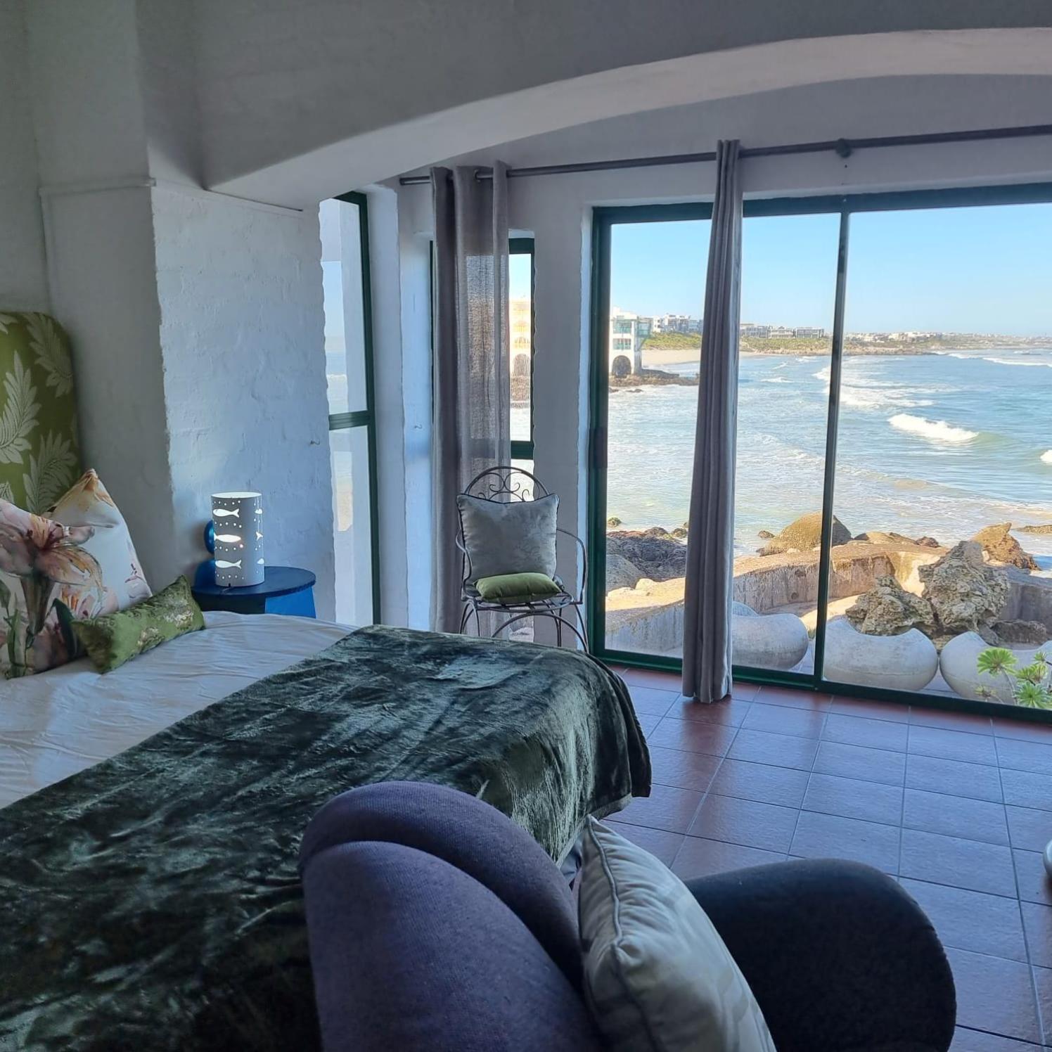 Studio with Pool View - Photo 8