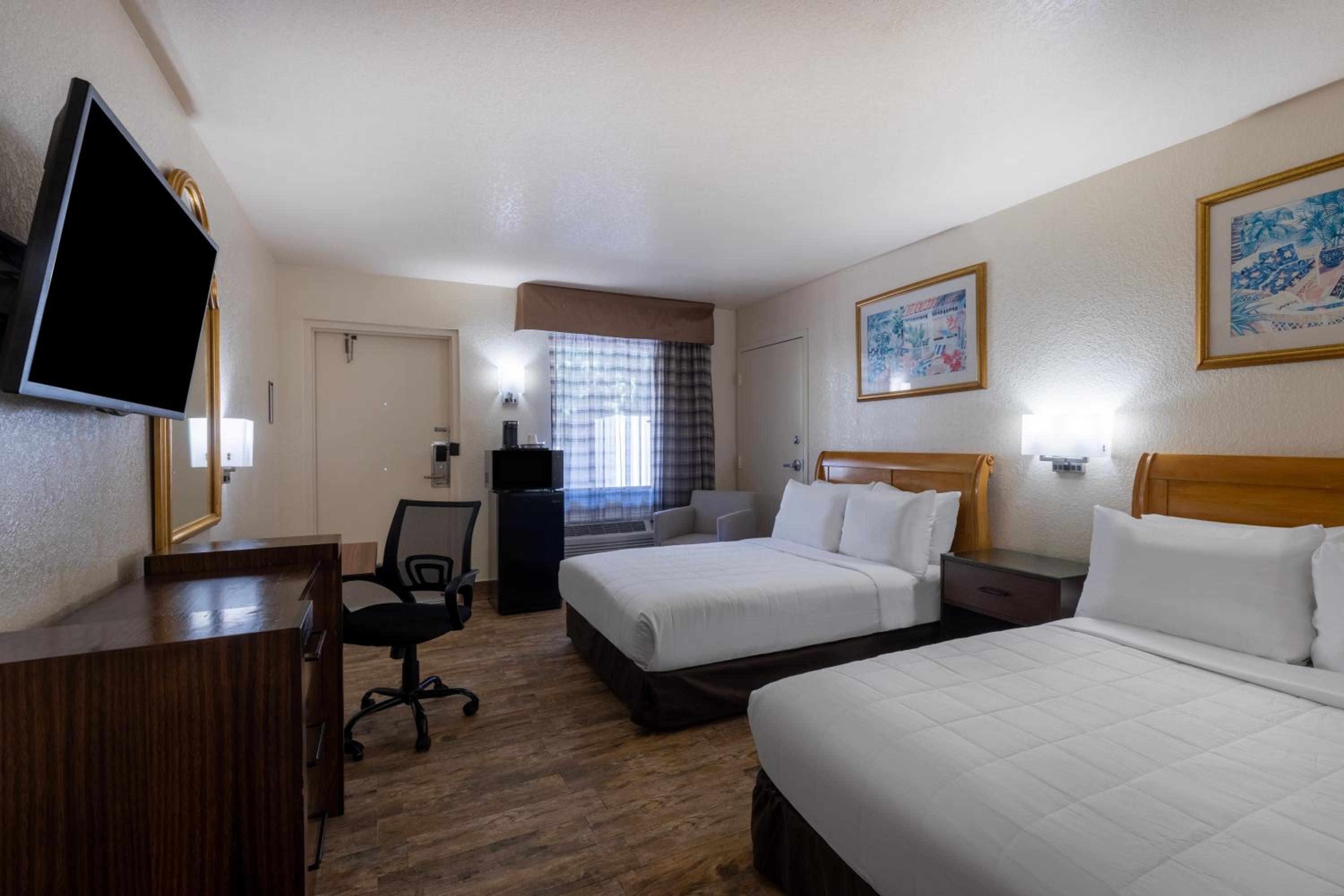Double Room with Two Double Beds and Mobility Access - Ground Floor/Non-Smoking - Photo 1