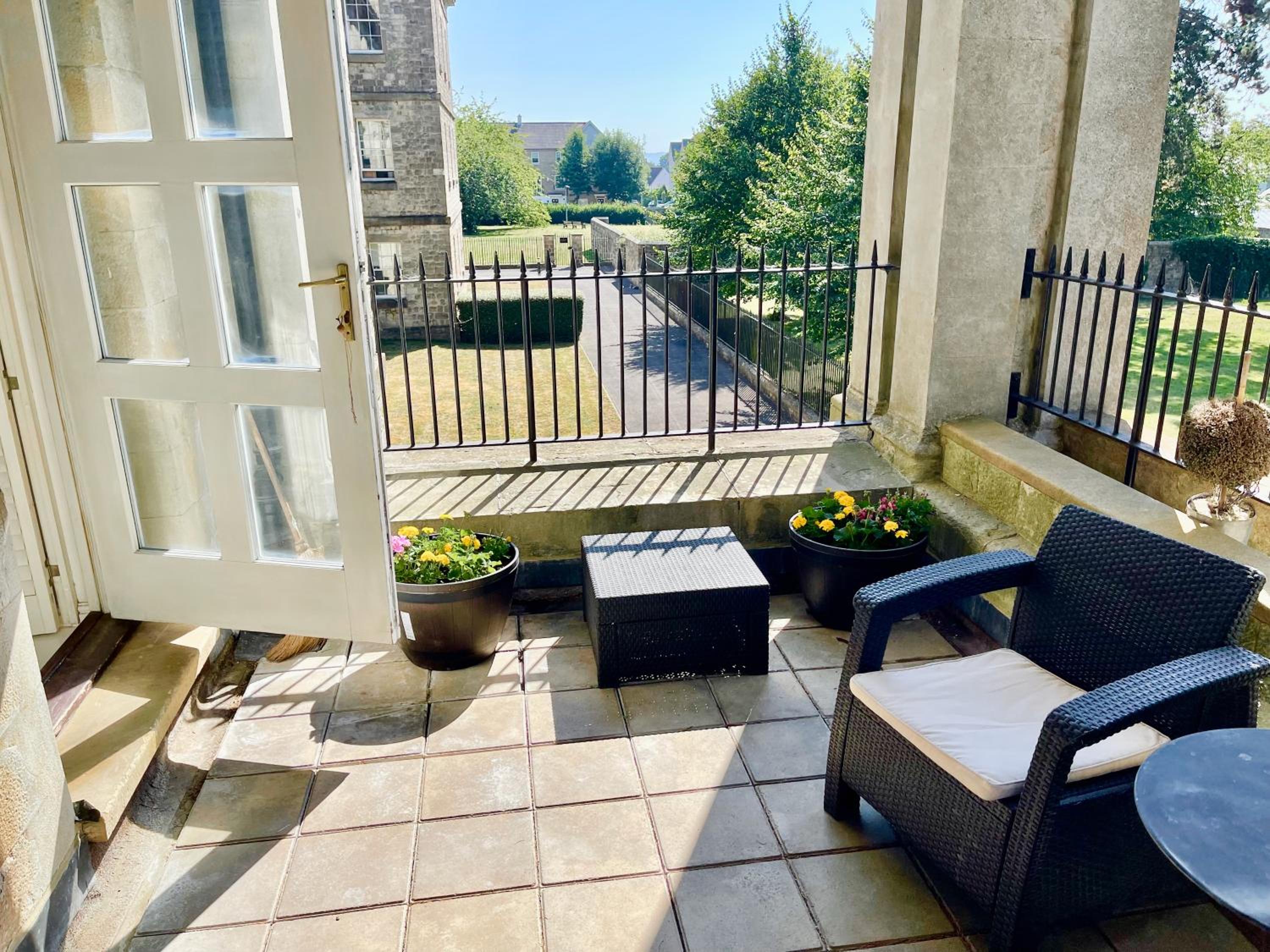 Apartment with Balcony photo 3