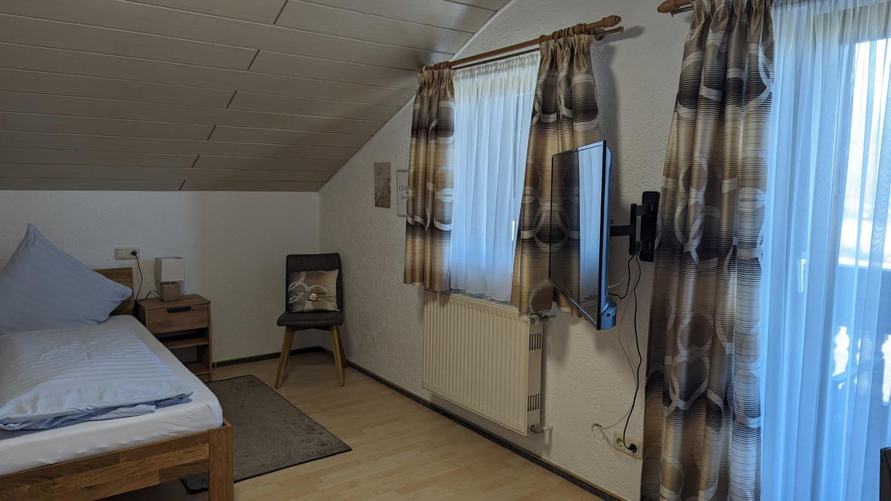 Double Room with Balcony - Photo 13