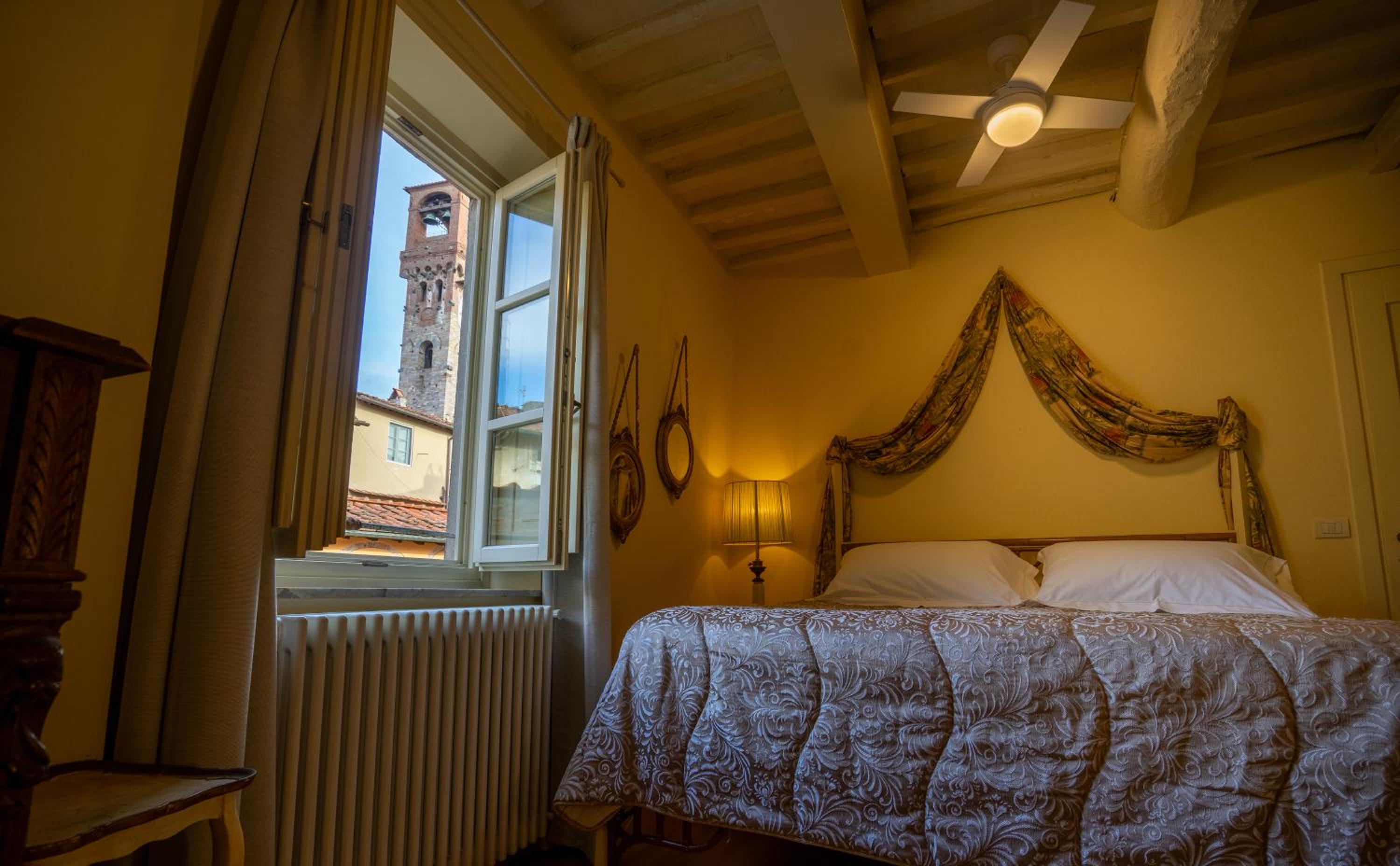 Deluxe King Room - Photo 3