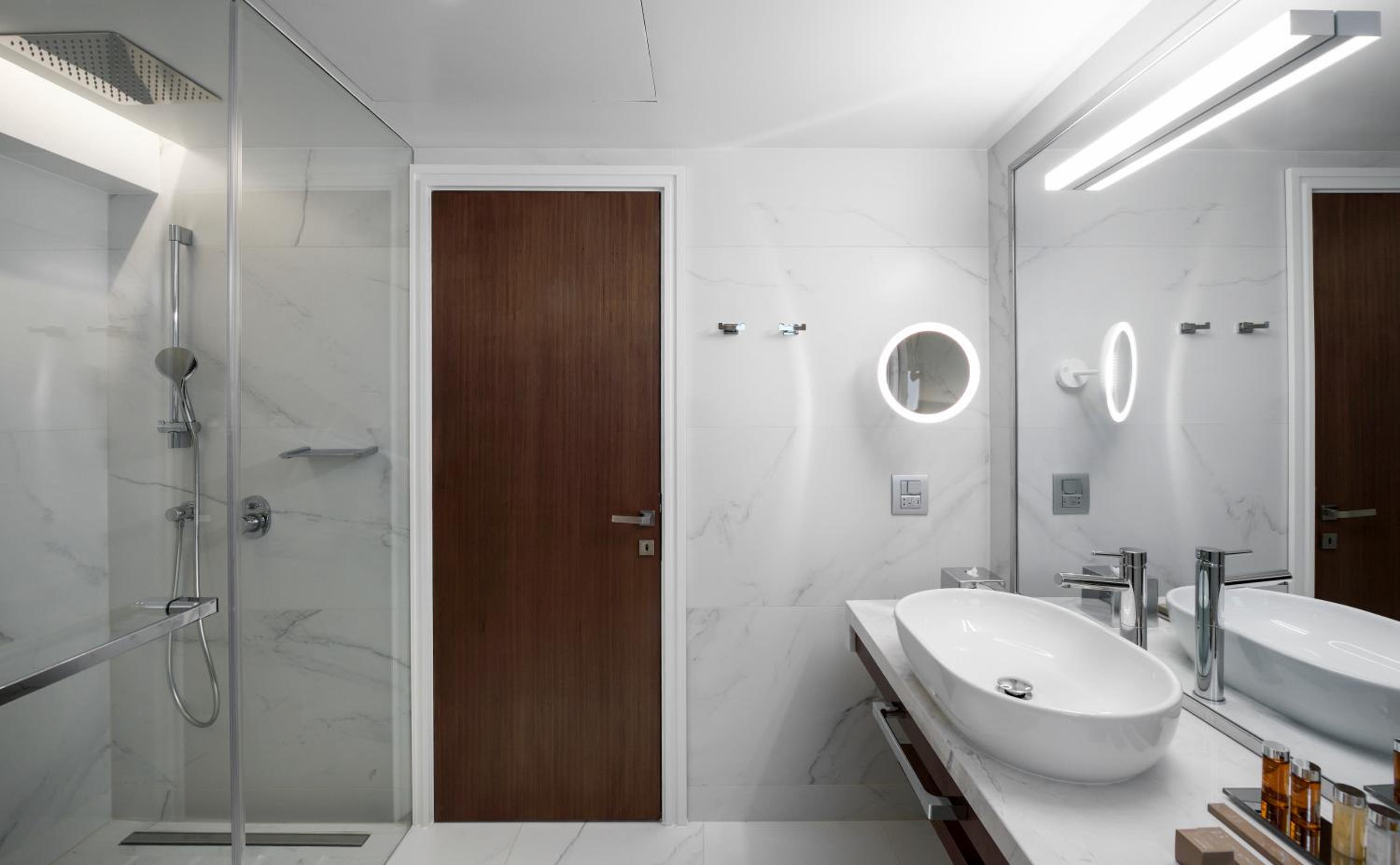 Deluxe Suite with Sea View - Photo 4