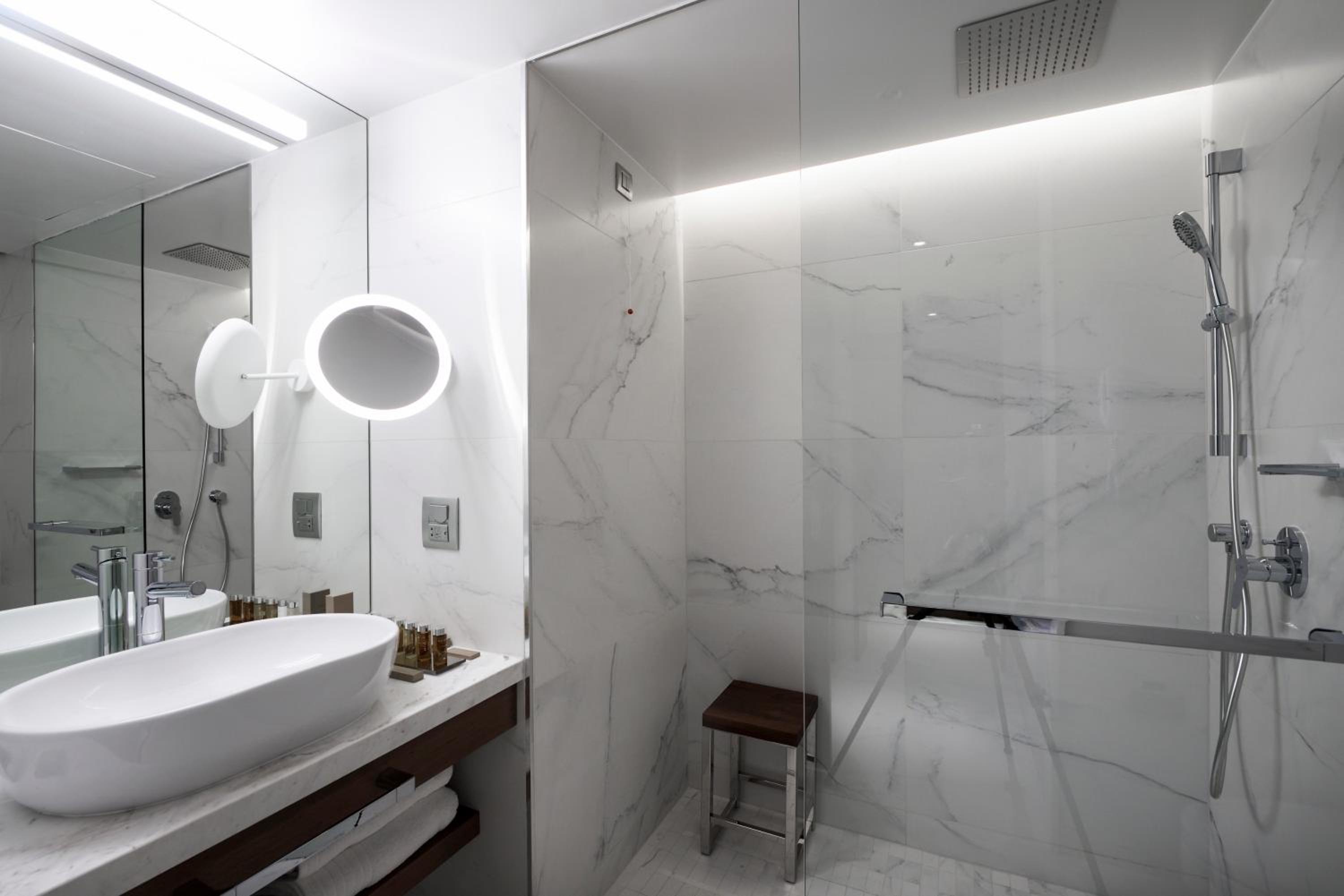 Deluxe Suite with Sea View - Photo 6