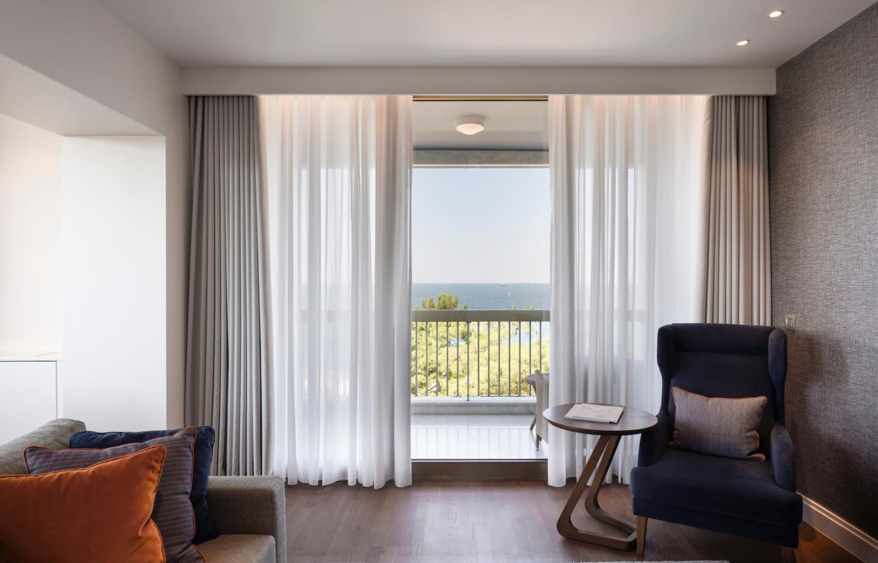 Deluxe Suite with Sea View - Photo 7