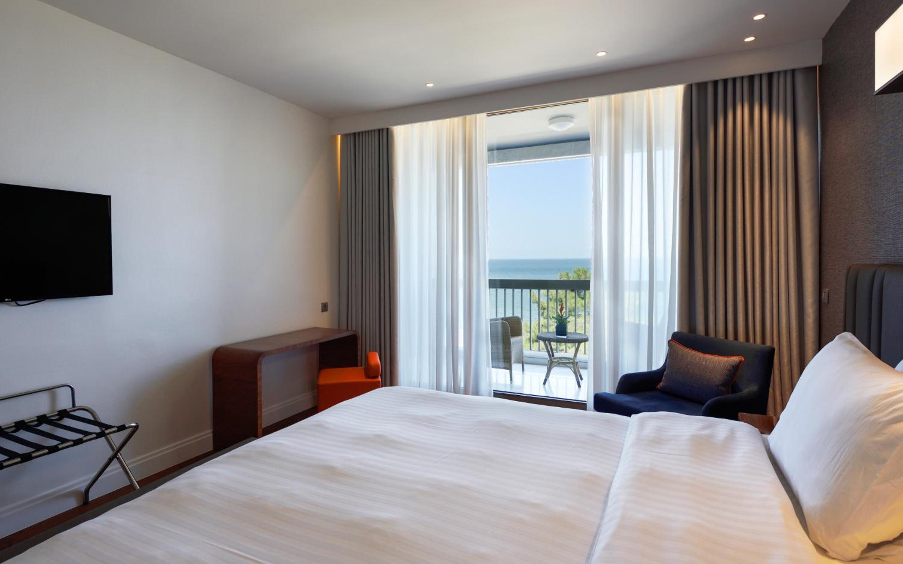 Deluxe Suite with Sea View - Photo 11