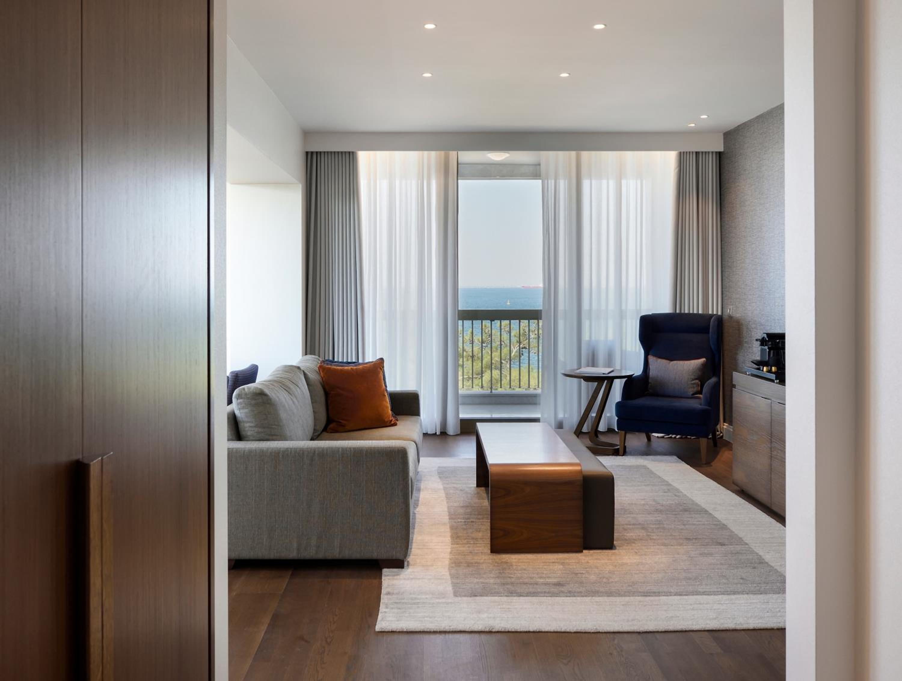 Deluxe Suite with Sea View - Photo 12