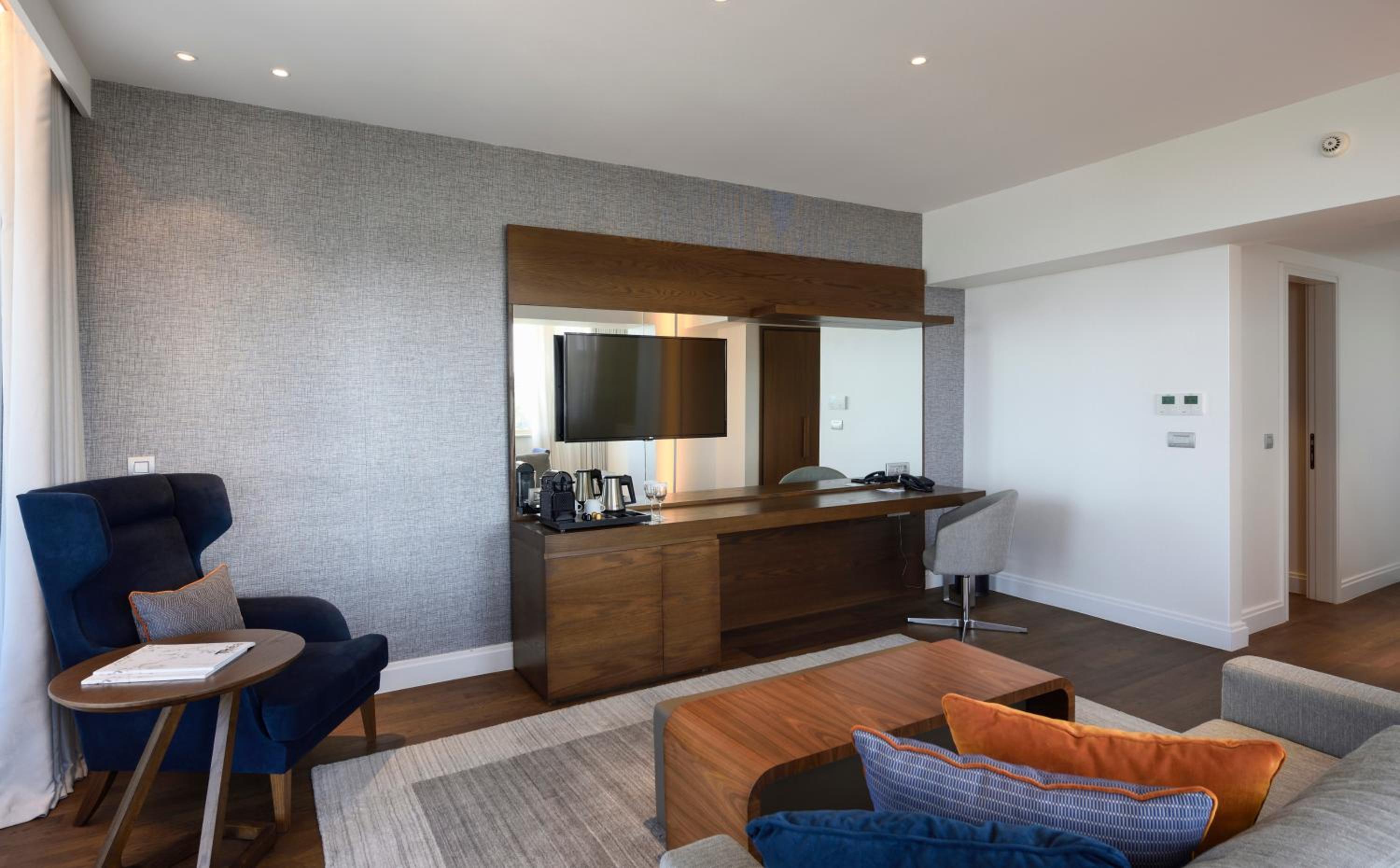 Deluxe Suite with Sea View - Photo 8