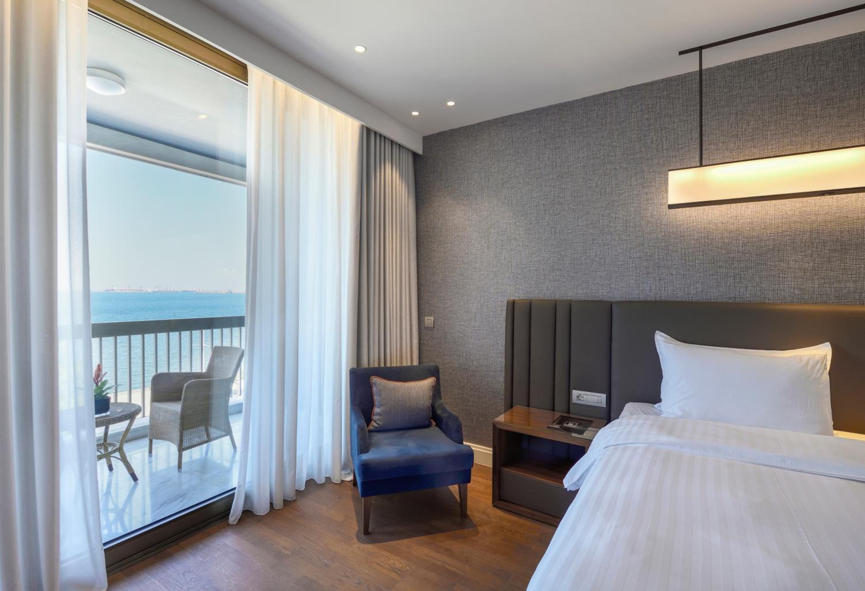 Deluxe Suite with Sea View - Photo 10