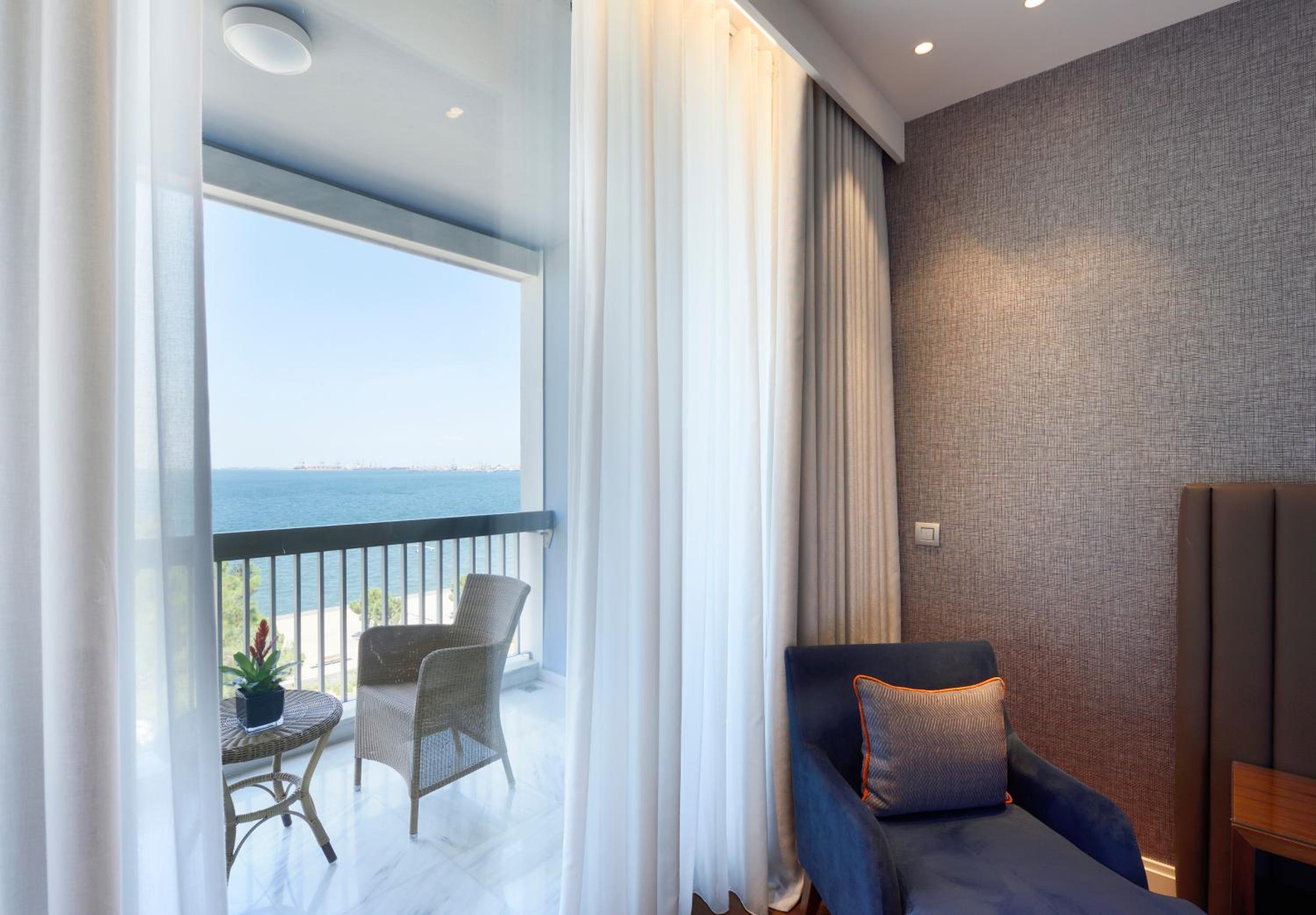 Deluxe Suite with Sea View - Photo 2