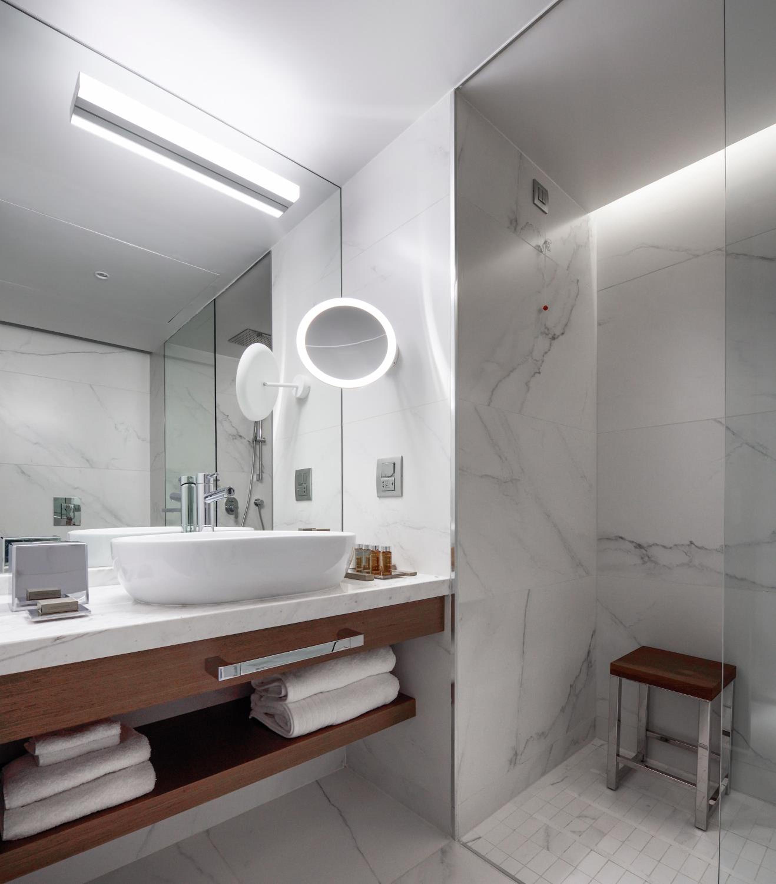 Deluxe Suite with Sea View - Photo 5