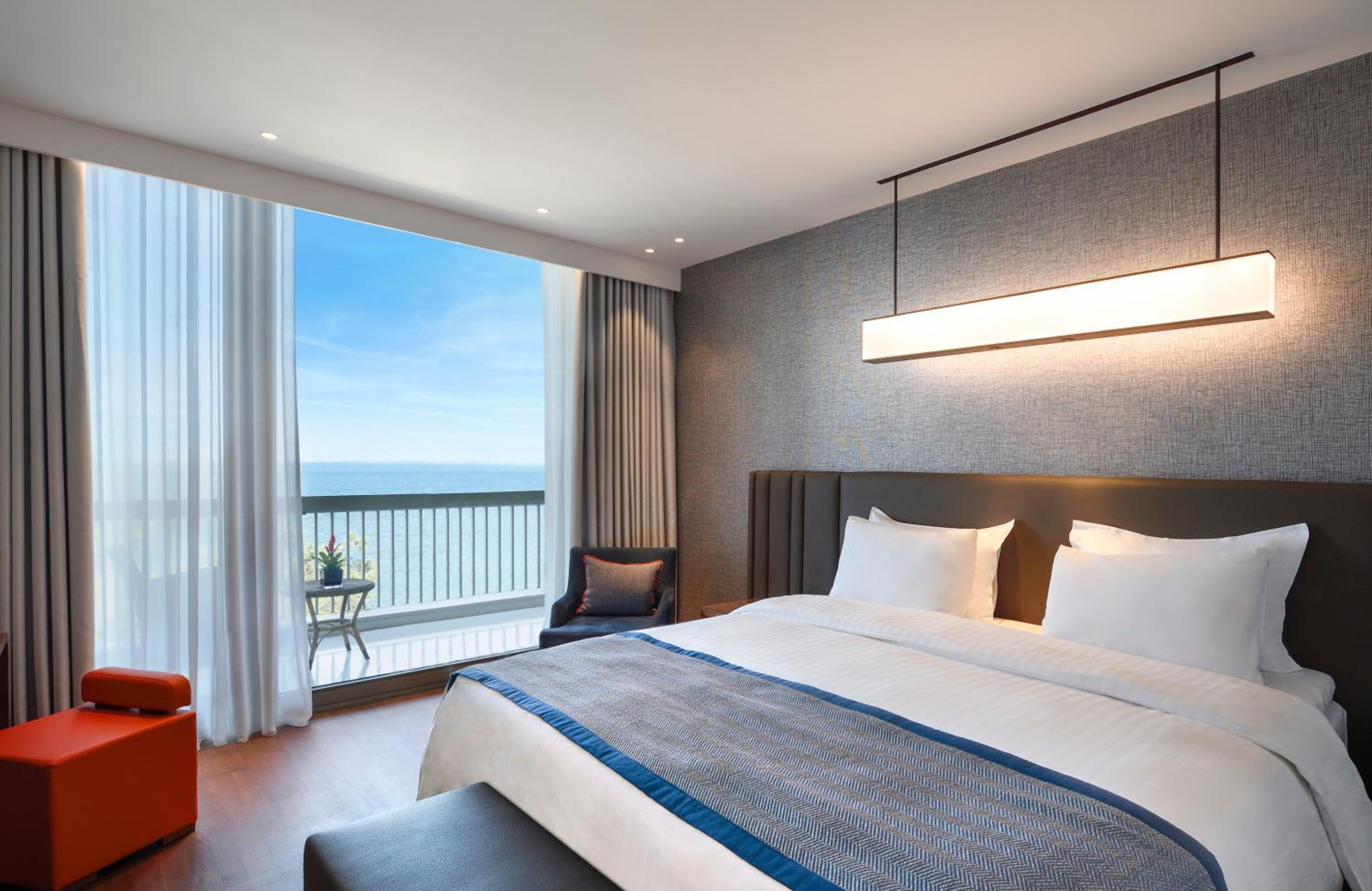 Deluxe Suite with Sea View - Photo 9