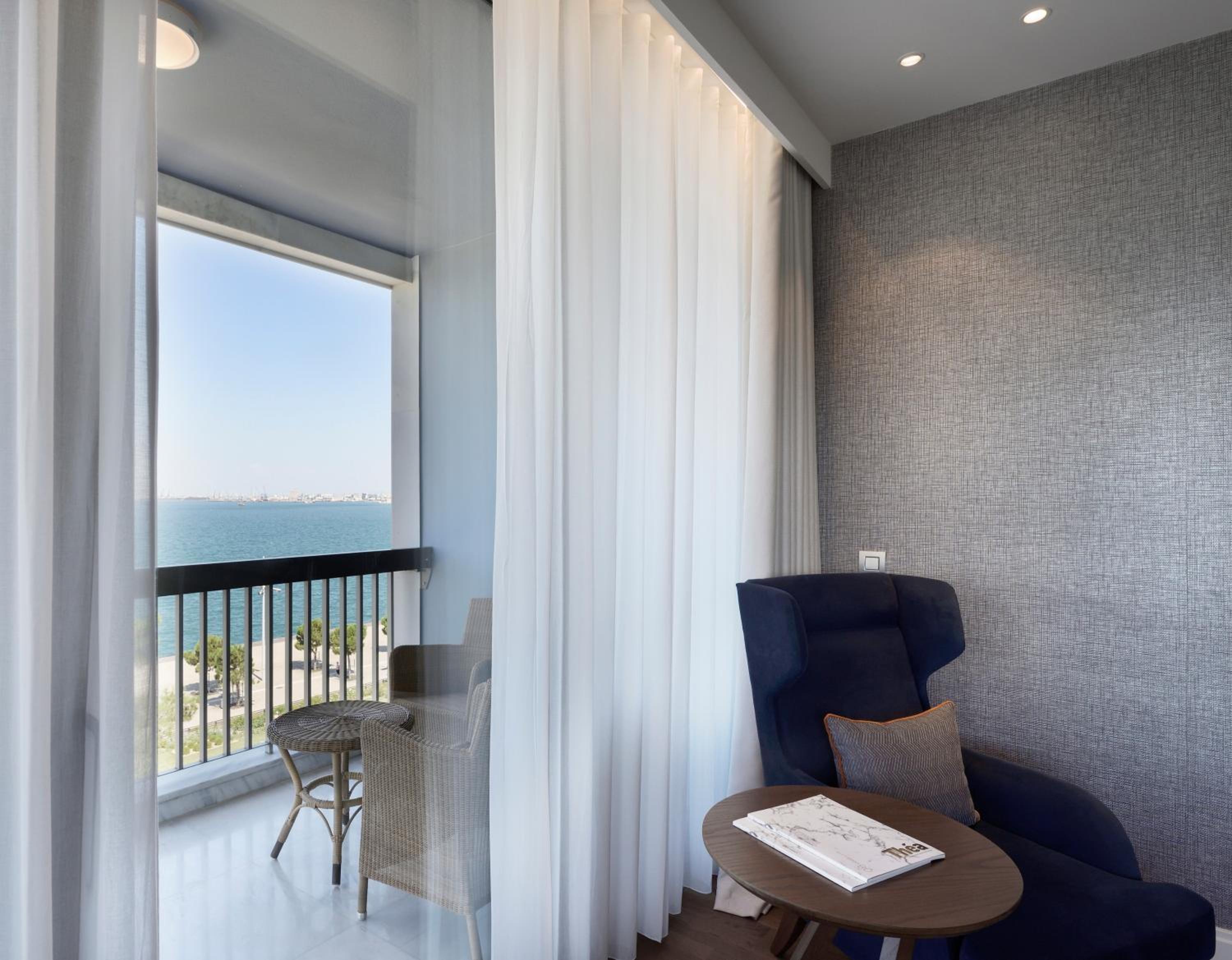 Deluxe Suite with Sea View - Photo 3