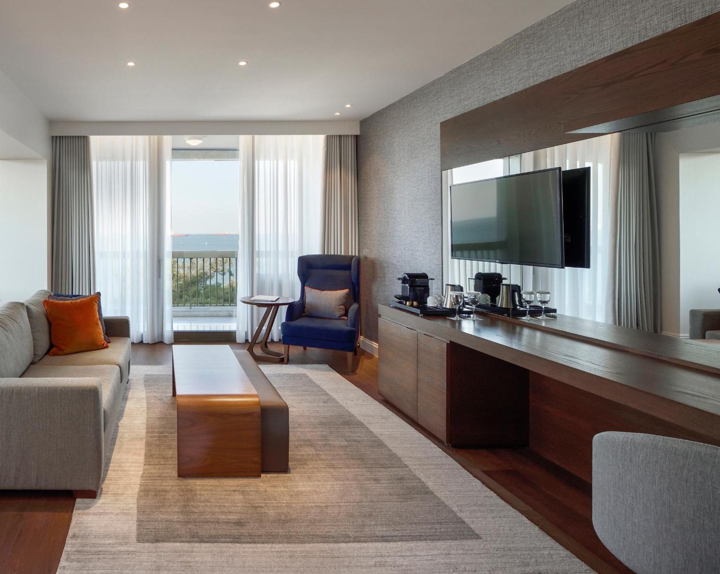 Deluxe Suite with Sea View - Photo 1