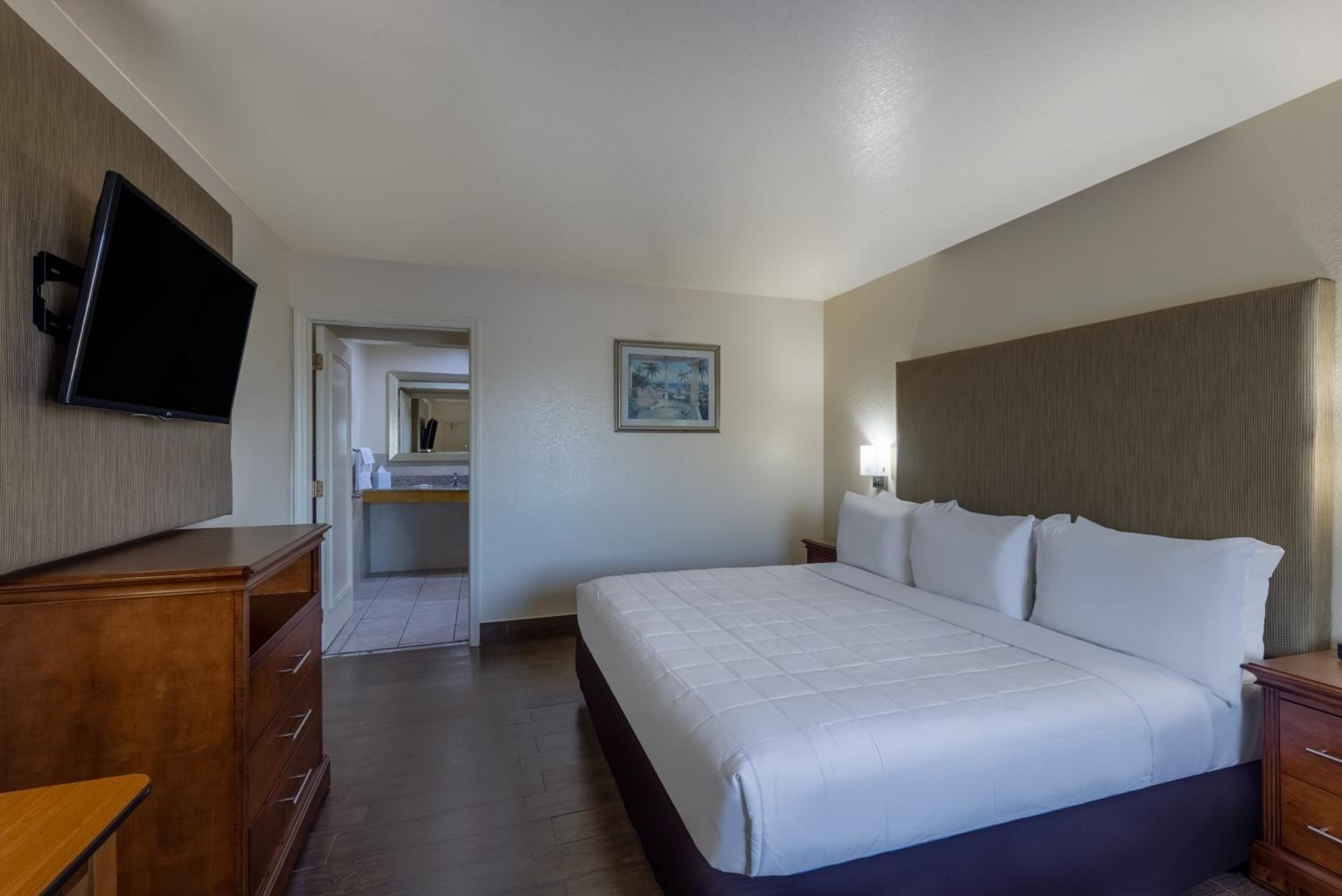King Room with Mobility Access - Ground Floor/Non-Smoking - Photo 3