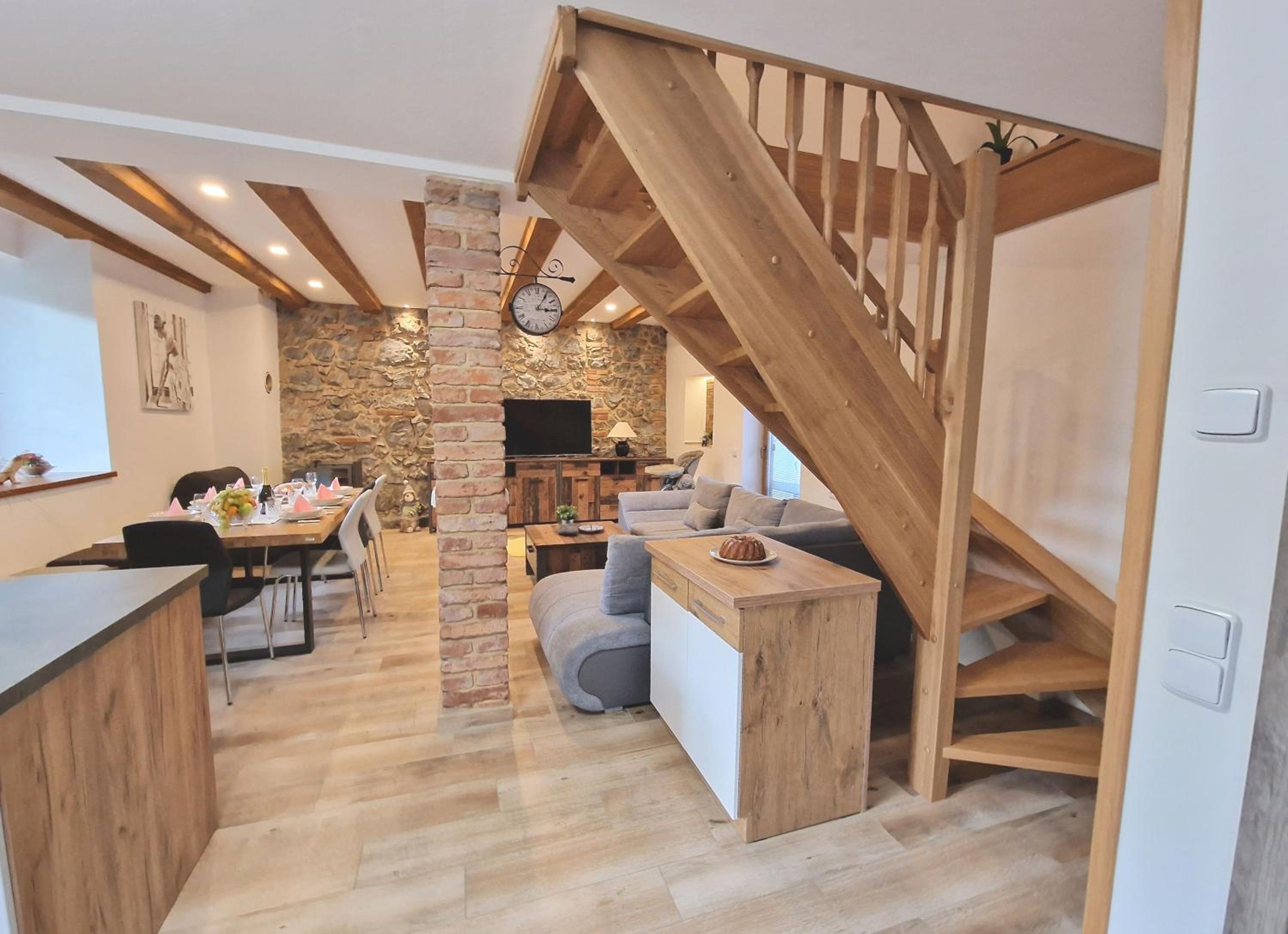 Five-Bedroom House photo 2