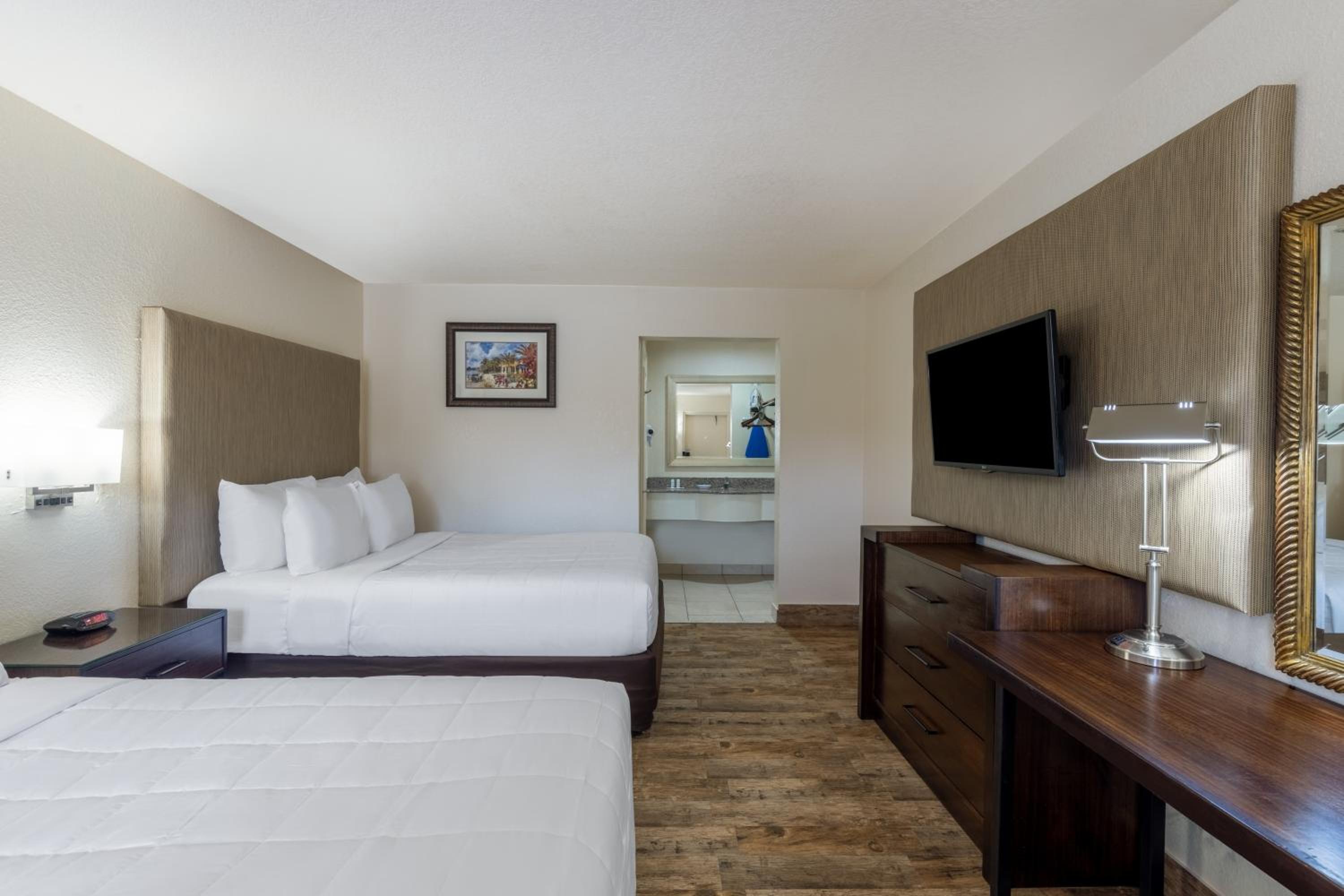 Queen Room with Two Queen Beds - Ground Floor/Non-Smoking - Photo 16