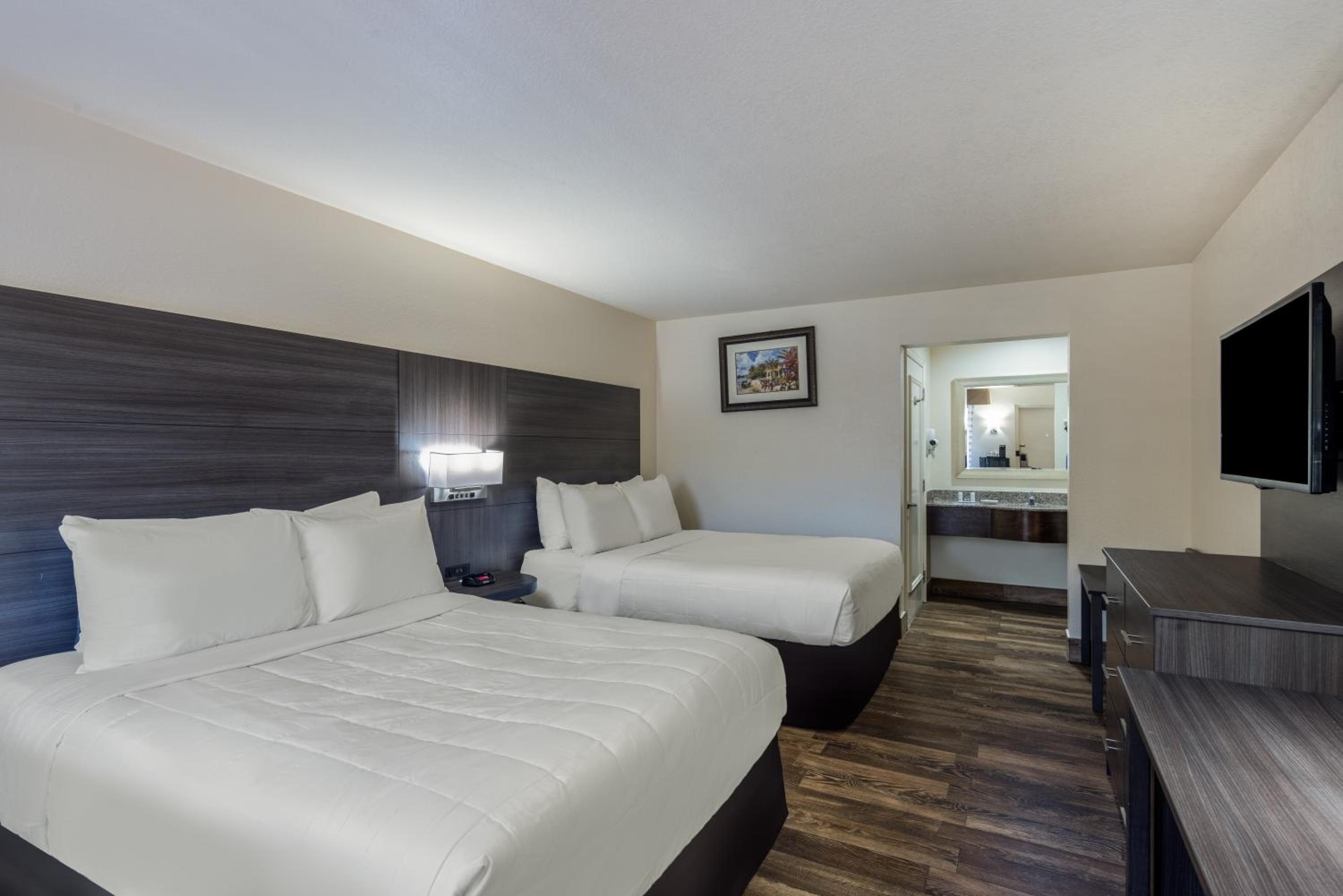 Deluxe Queen Room with Two Queen Beds - Ground Floor/Non-Smoking - Photo 7