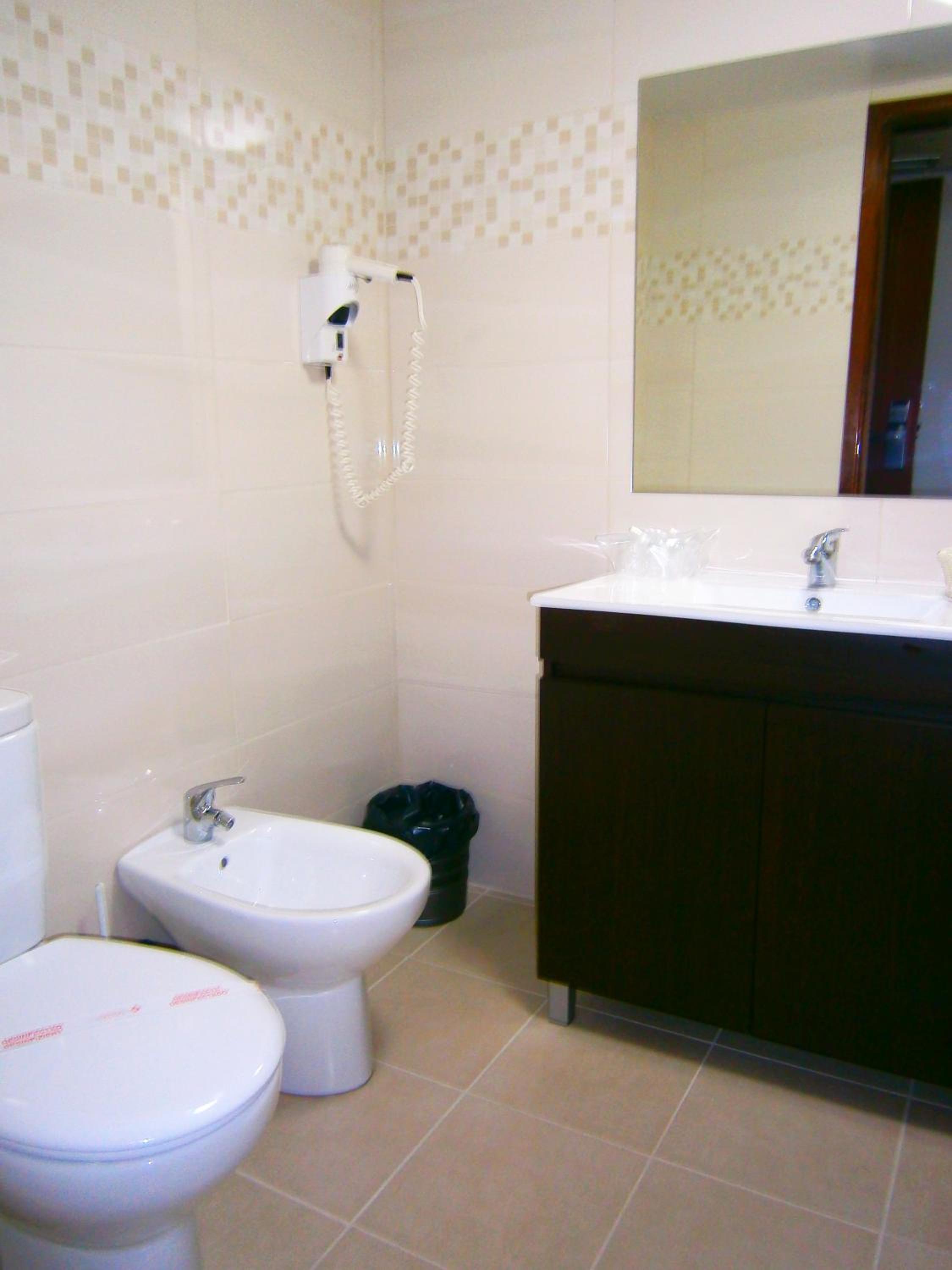 Twin Room - Photo 7