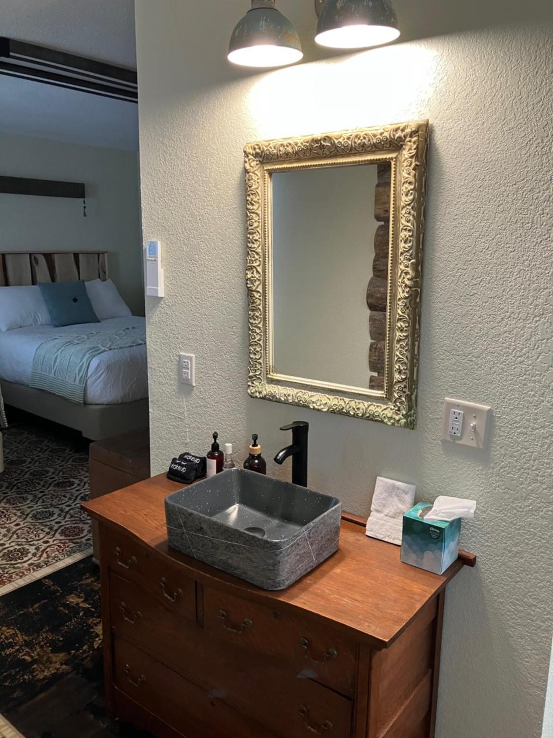 Queen Room photo 2