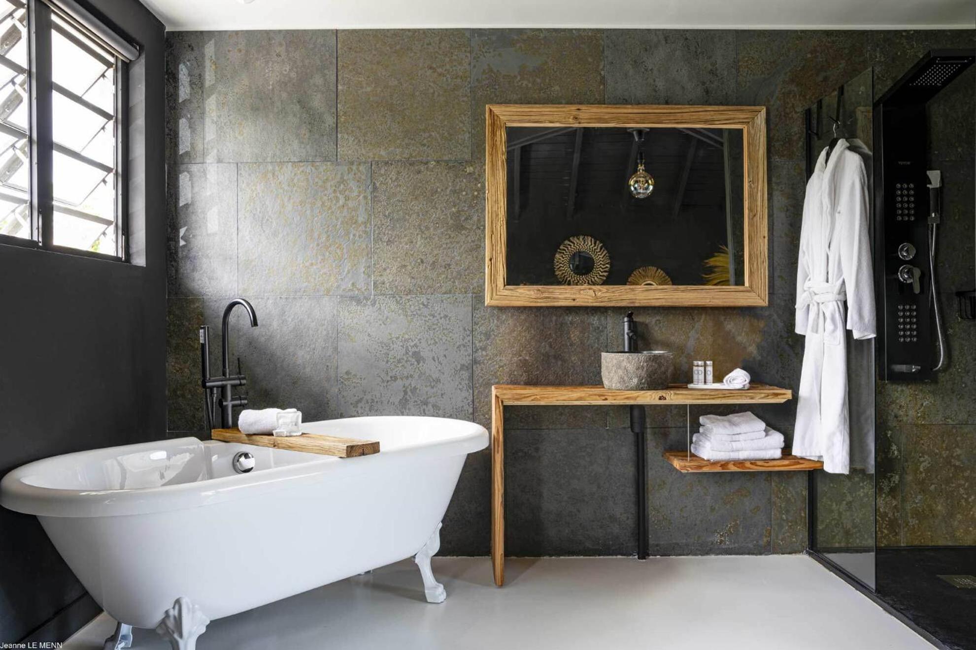 Deluxe King Room - Photo 12
